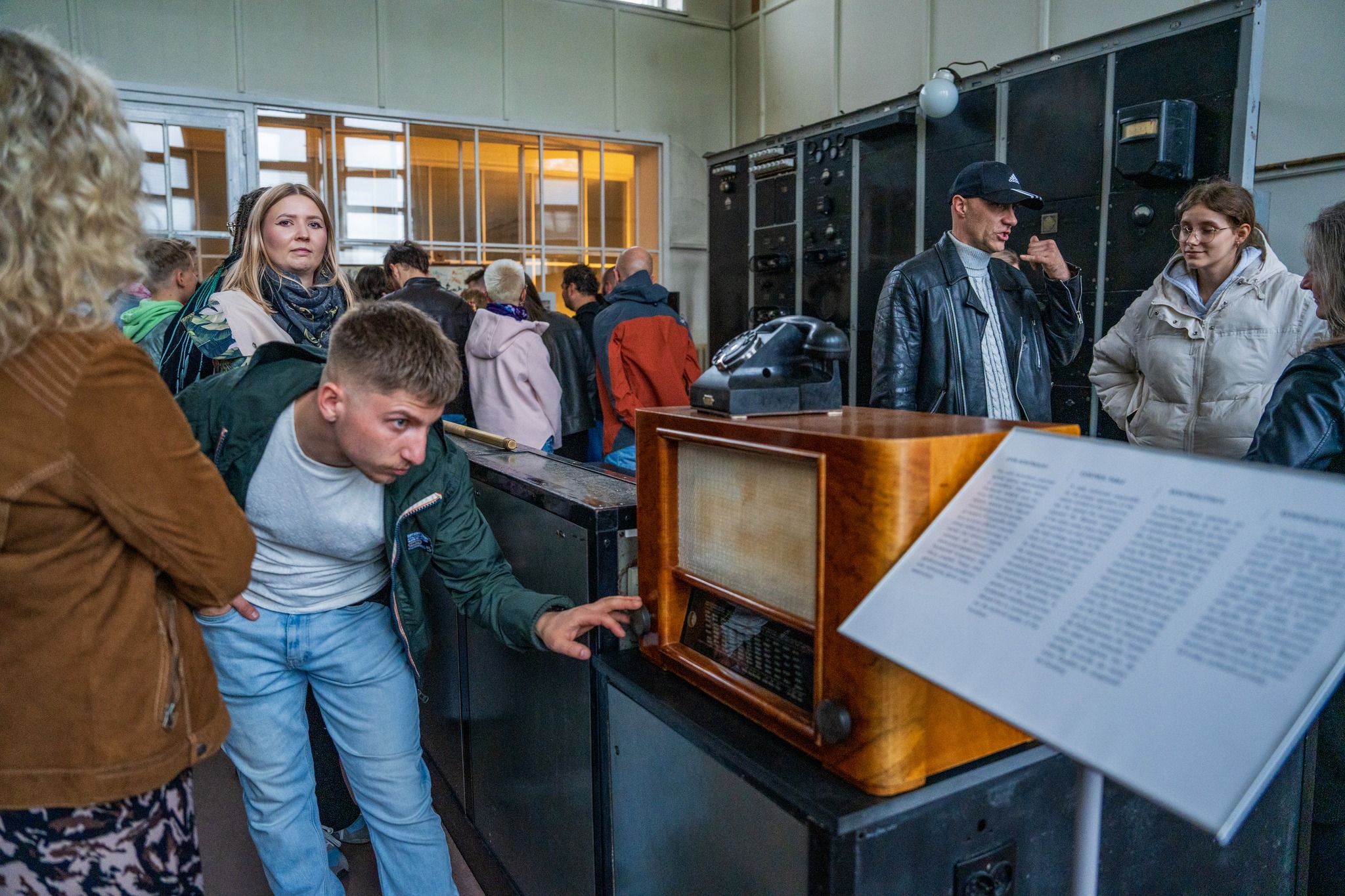 ludzie we wnętrza muzeum