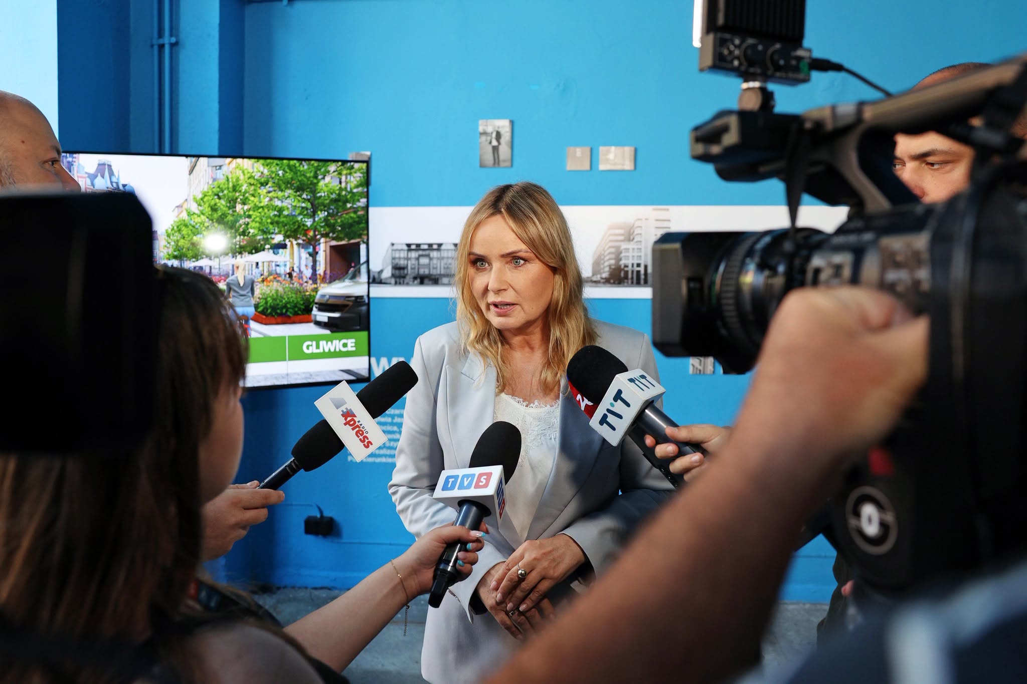 Prezydent Gliwic rozmawiająca z mediami