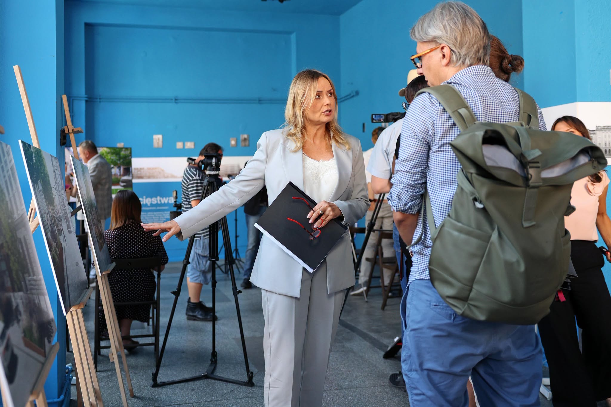 Prezydent Gliwic rozmawiająca z gośćmi