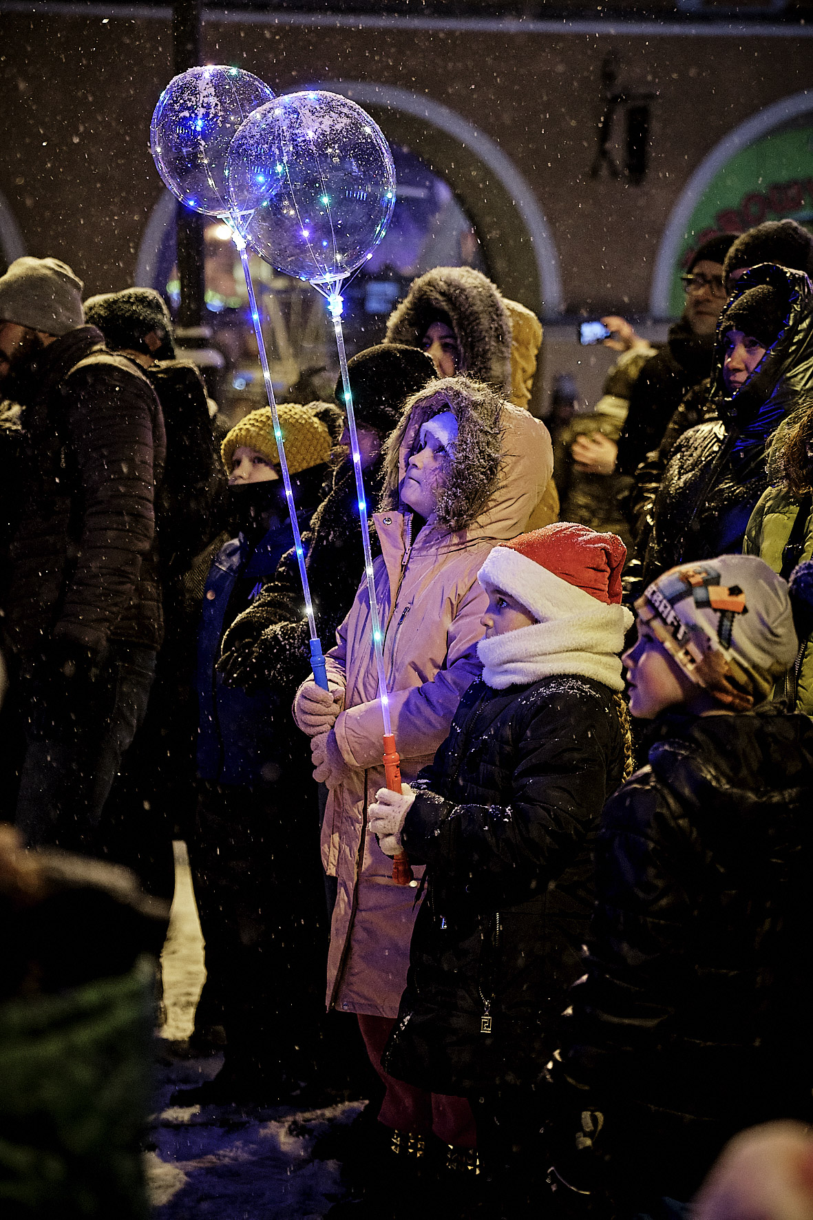 Dzieci ze świecącymi balonikami