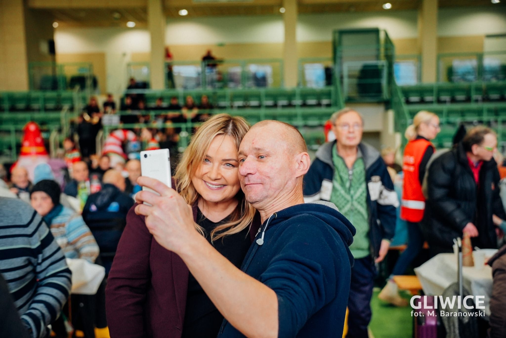 Prezydent Gliwic robiąca sobie zdjęcie z jednym z gości