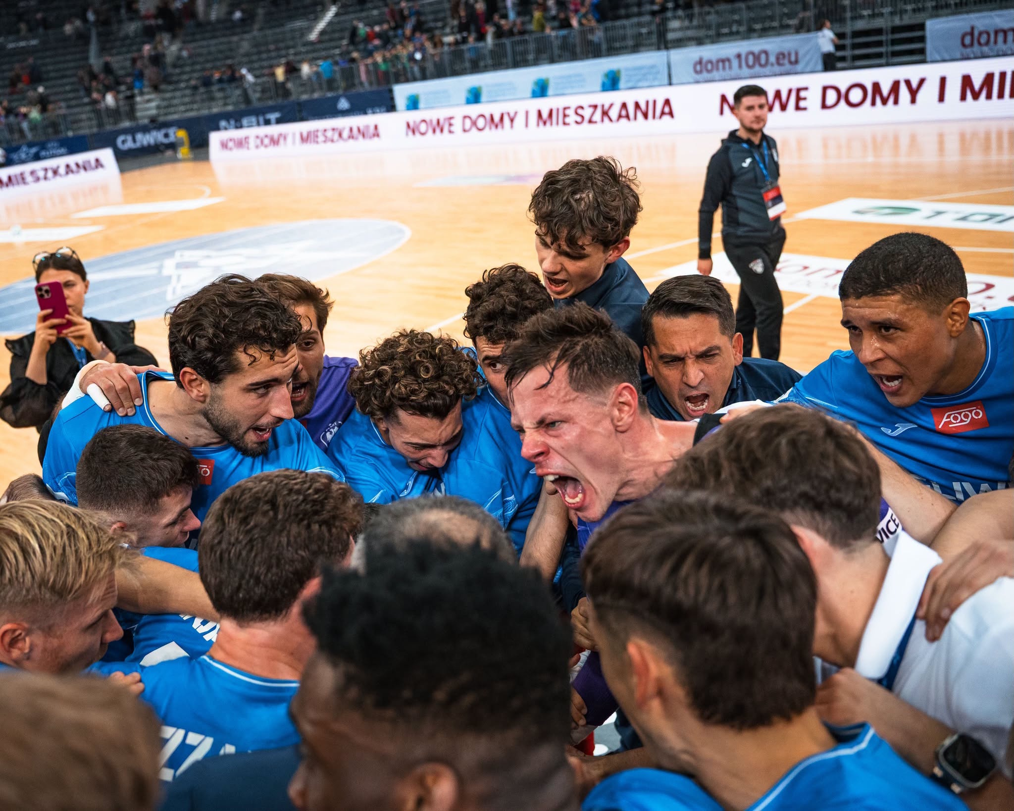 Drużyna Piasta Gliwice Futsal ciesząca się zwycięstwem
