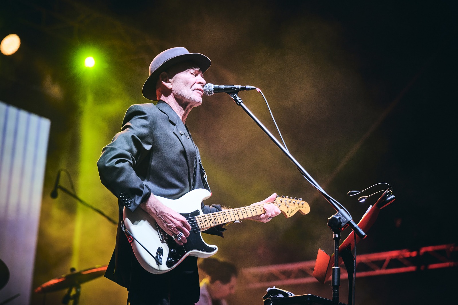 Wokalista z gitarą