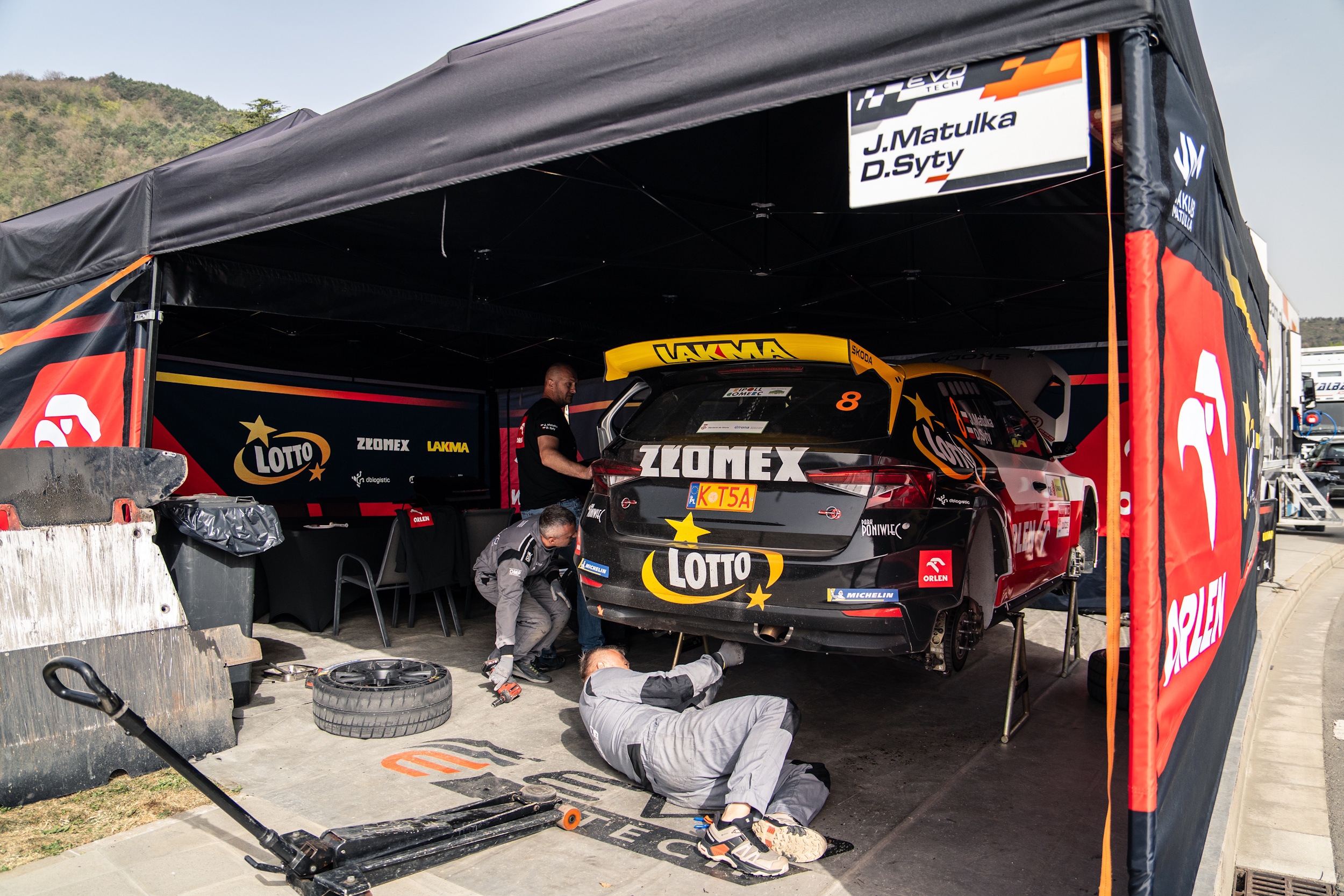 Wyścigówka Polaków w warsztacie