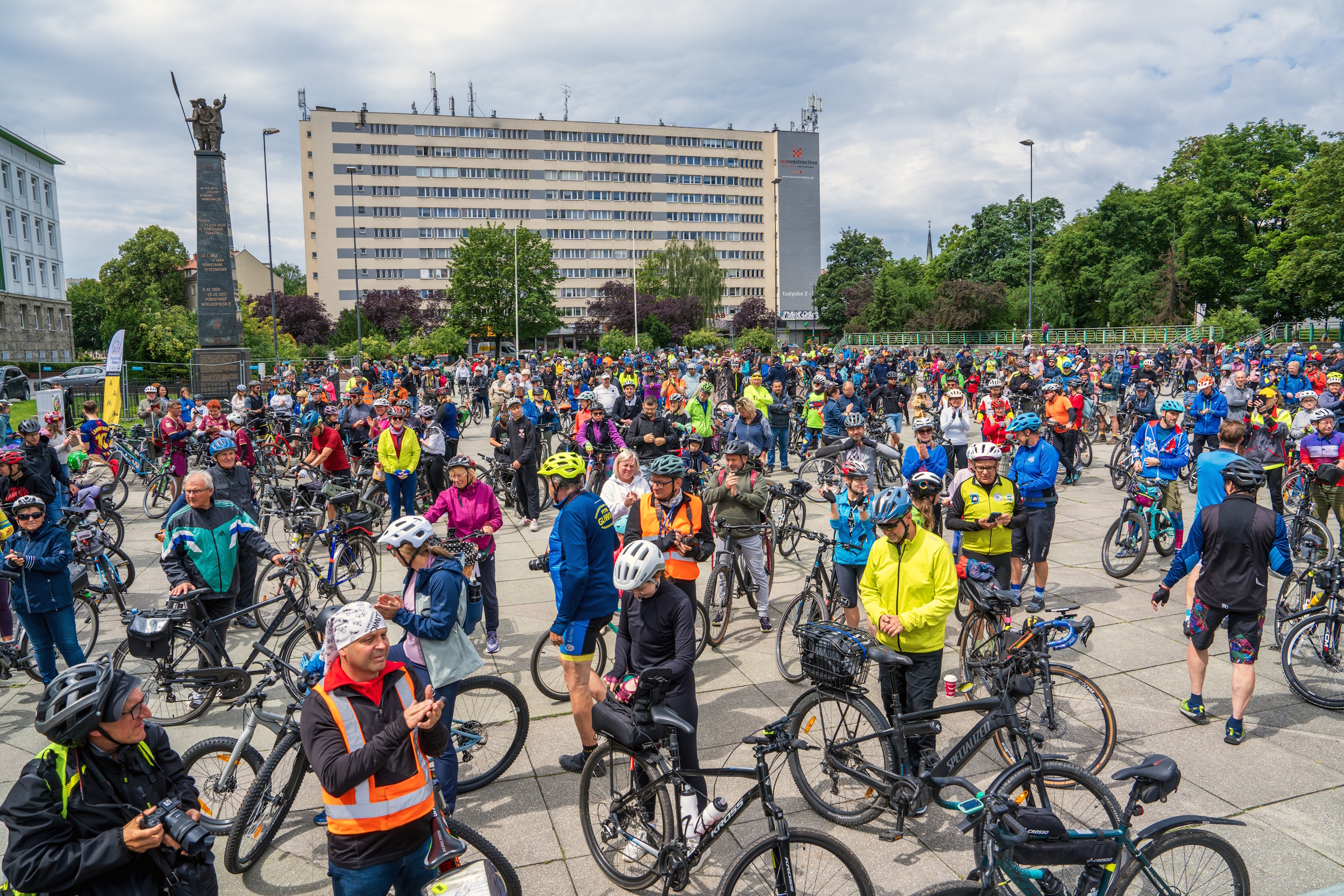Tłum rowerzystów na Placu Krakowskim