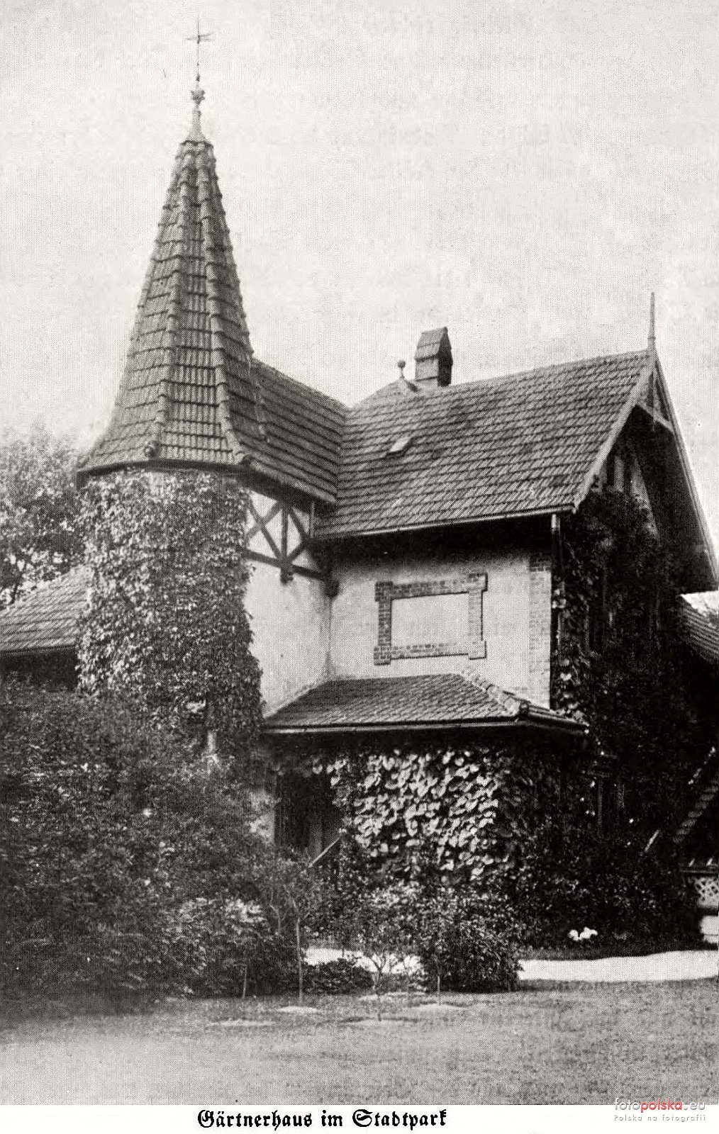 Budynek na starej fotografii (fotopolska.eu, opisane jako lata 1924-1927)) Domek ogrodnika na starej fotografii