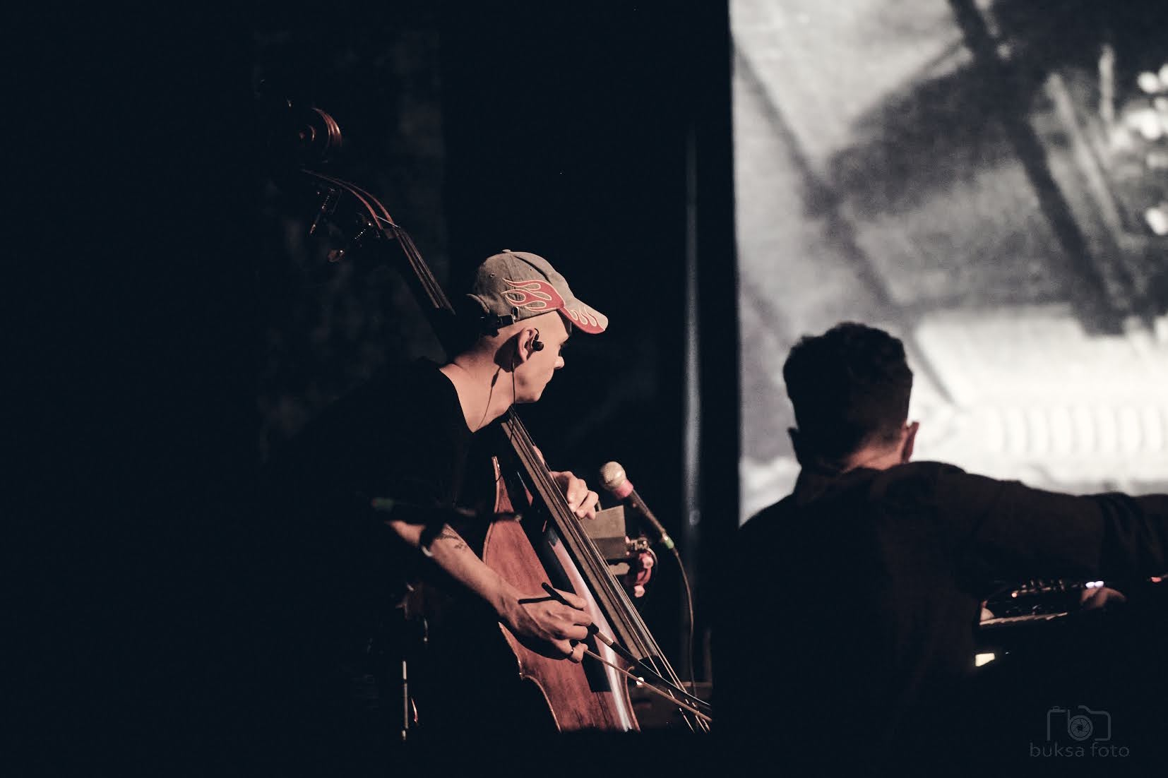 dwoje mężczyzn gra na instrumentach do filmu