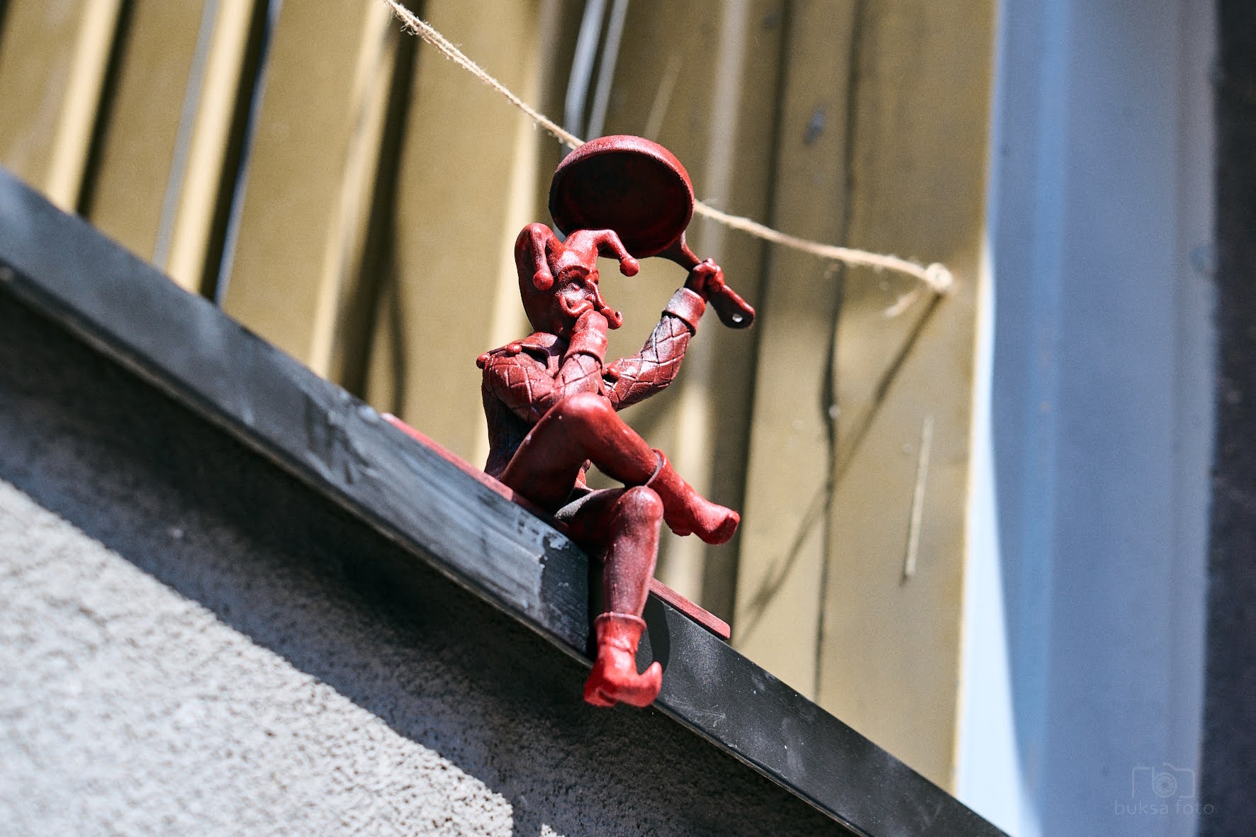 figurka stańczyka na parapecie