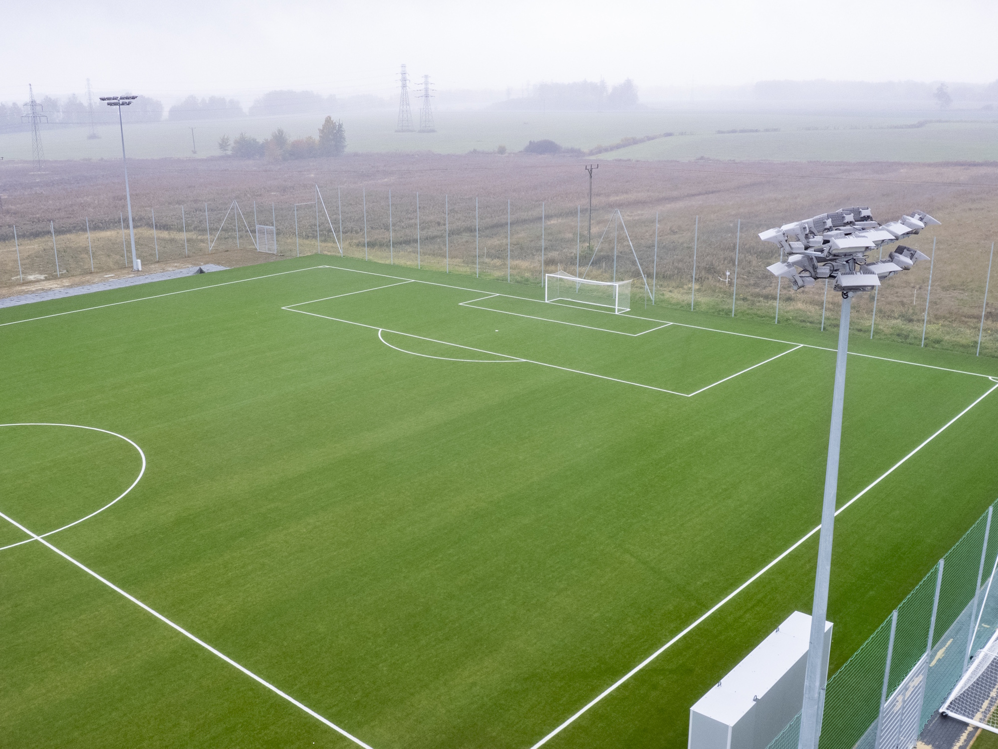 Kompleks sportowy z dwoma gotowymi już boiskami ze sztuczną murawą przy ul. Jagodowej jest rozbudowywany o szatnie, trybunę, oświetlenie, telebim i nagłośnienie oraz dodatkowe miejsca postojowe. 