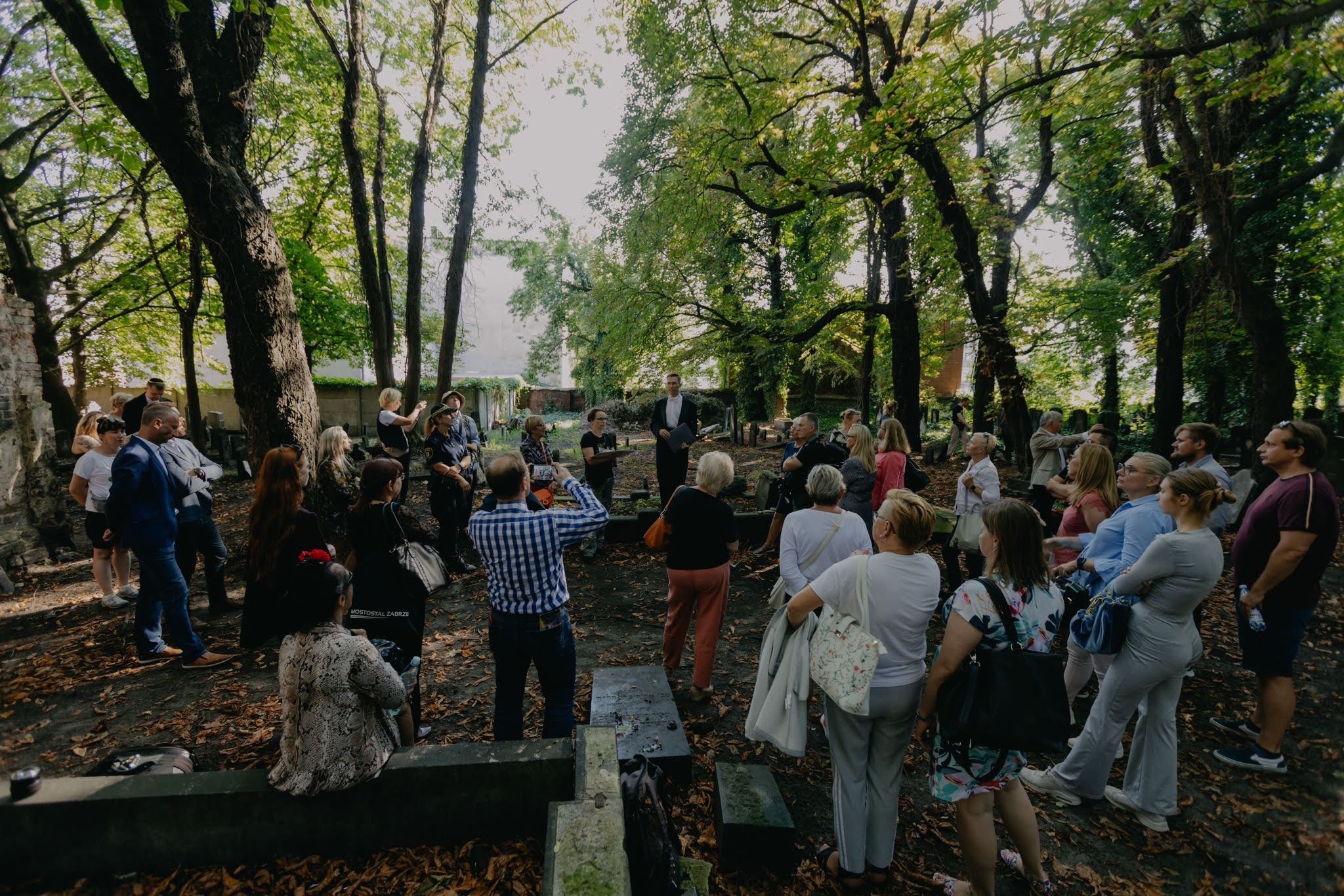 Uczestnicy spaceru na starym cmentarzu żydowskim