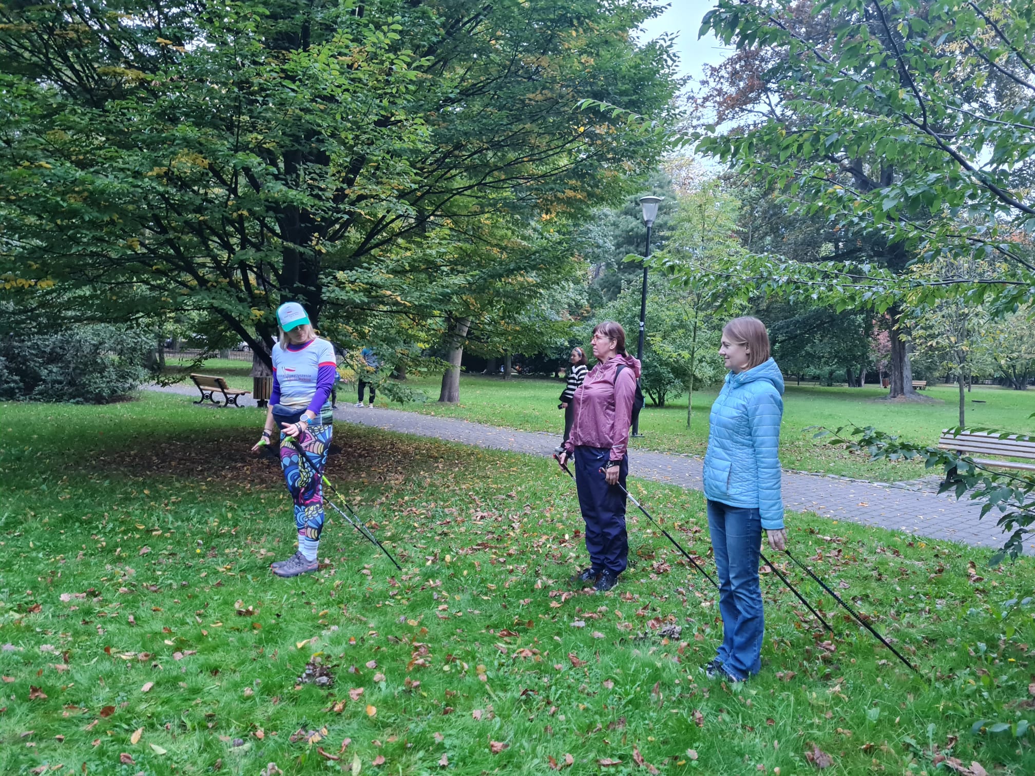 Spacer nordic walking w parku Chopina