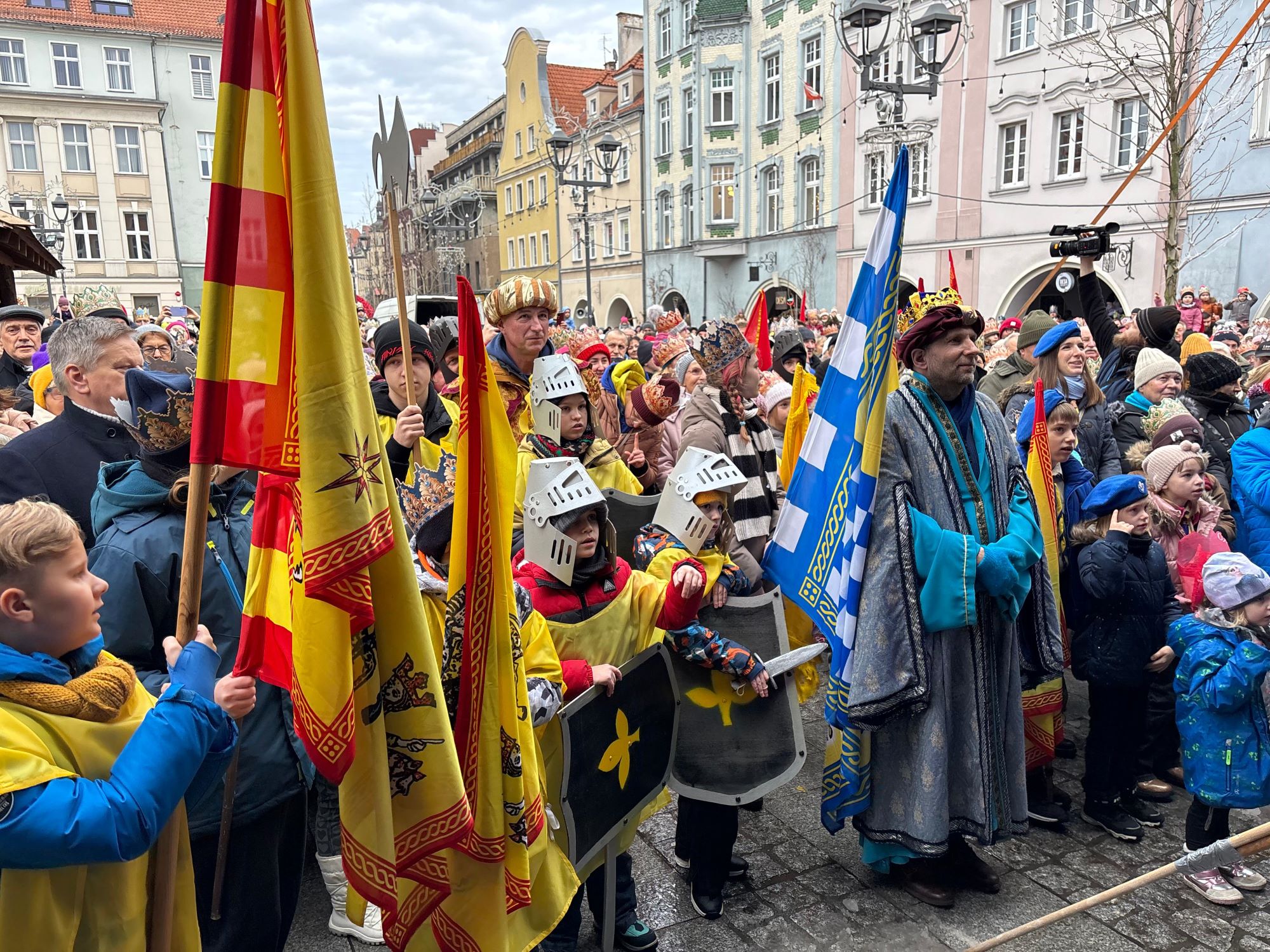 Uczestnicy Orszaku Trzech Króli na Rynku pod sceną, widok ze sceny