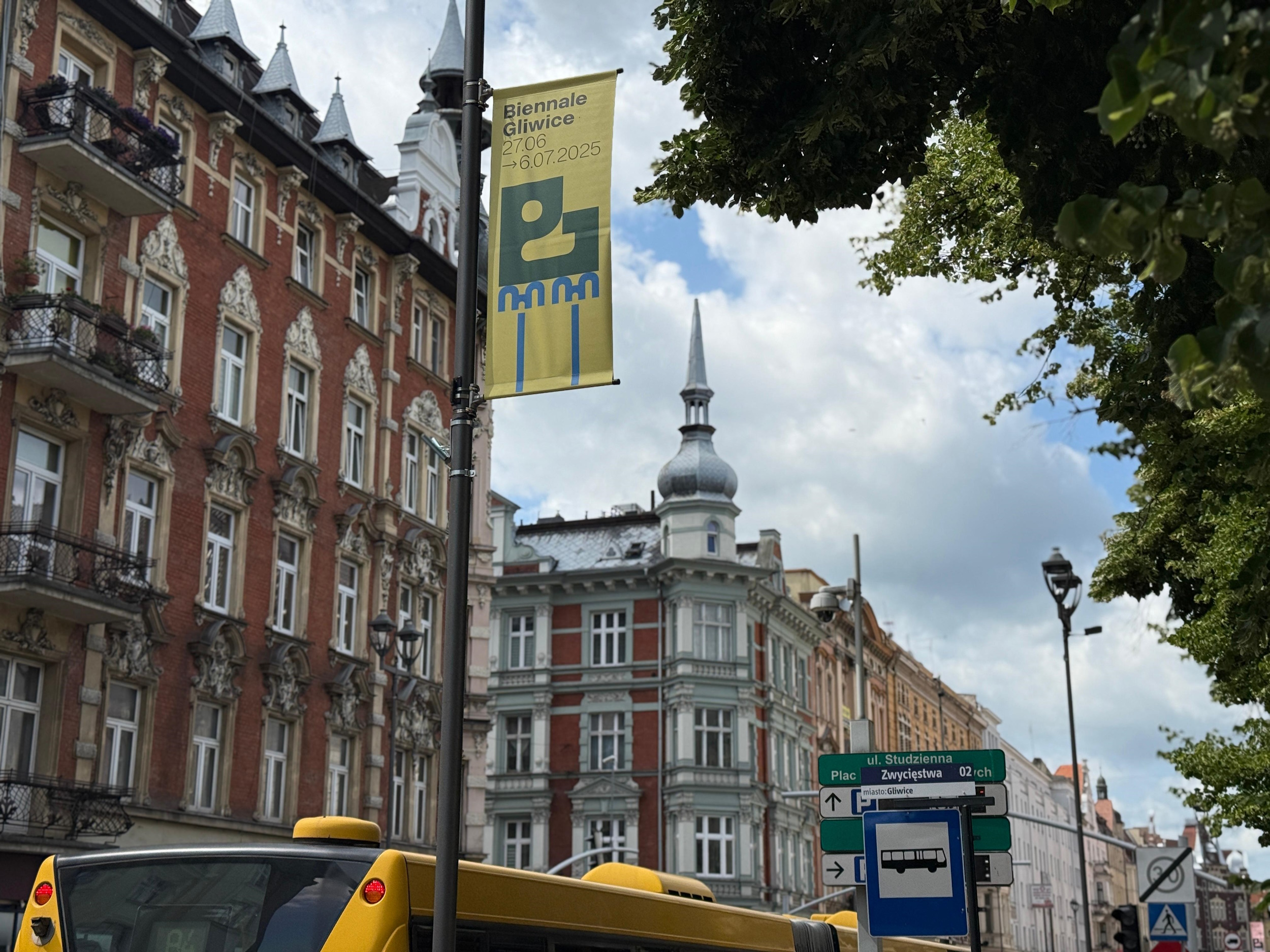 Plakat Biennale Gliwice na ul. Zwycięstwa