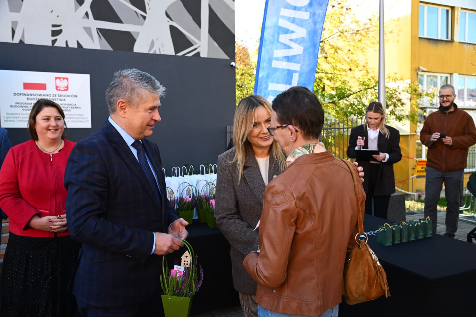 Najemcy 16 mieszkań komunalnych przy ul. Opolskiej 20 odebrali dziś klucze do swoich „m”