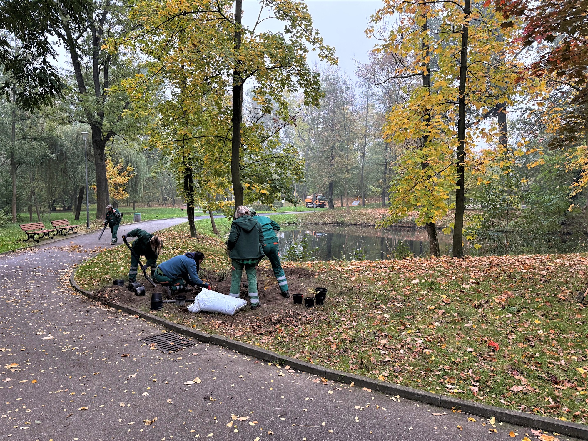 pracownicy MZUK w parku