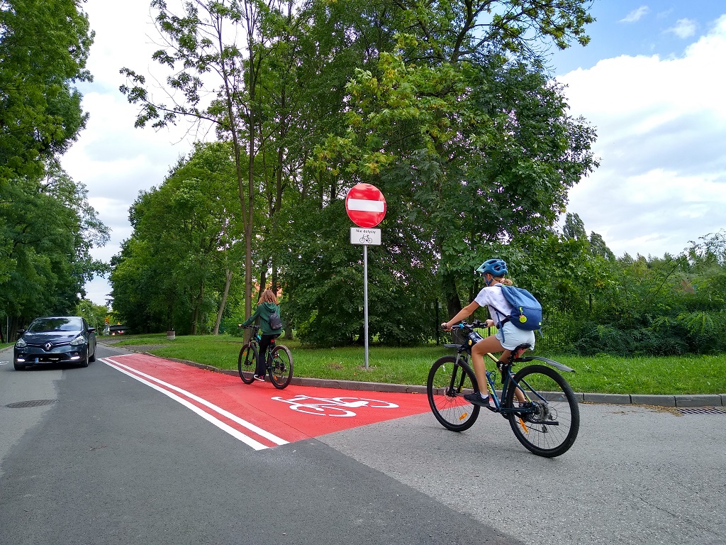 kontraruch w Bojkowie, rowerzystki, samochód