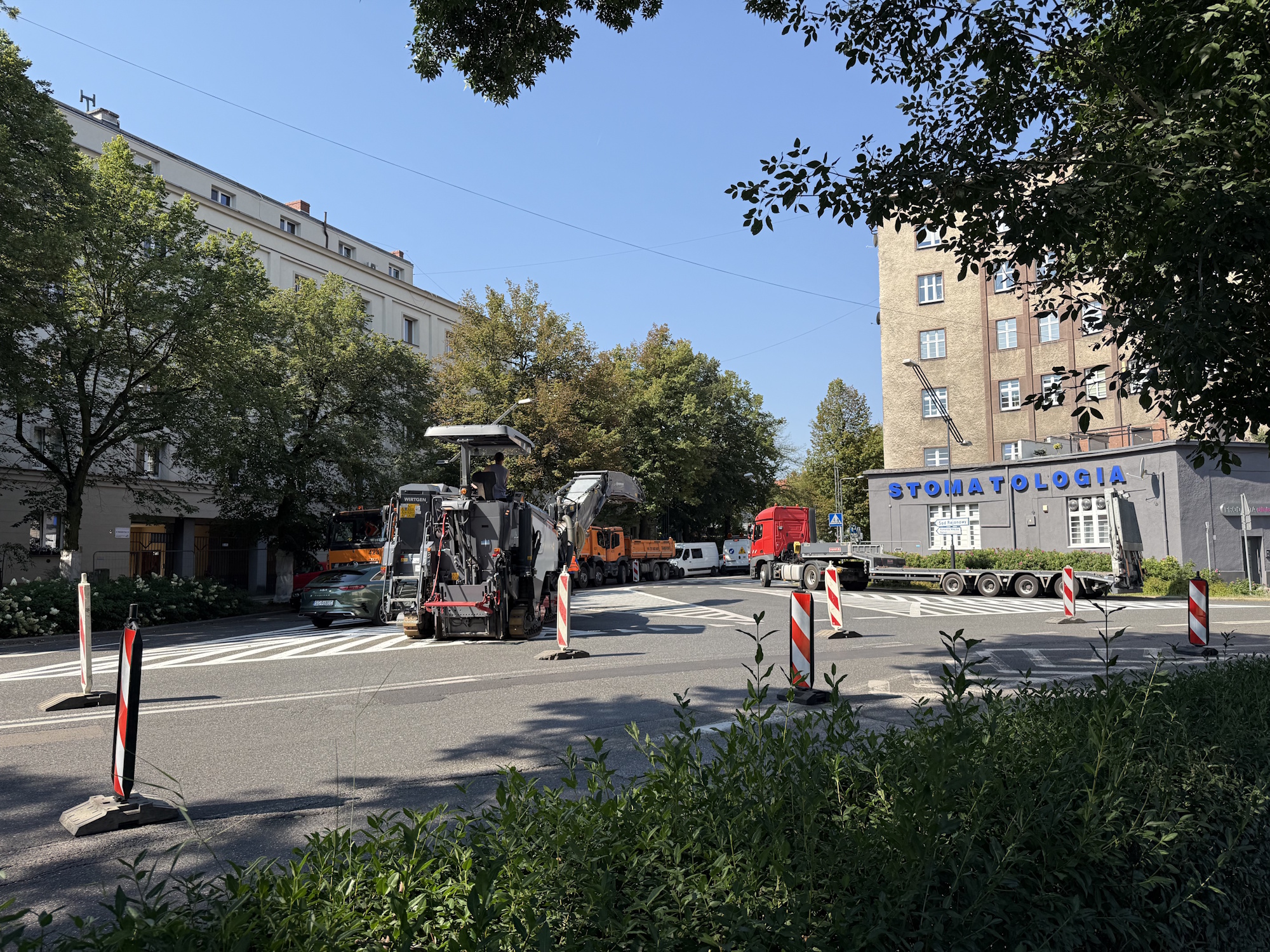 maszyna drogowa na jezdni