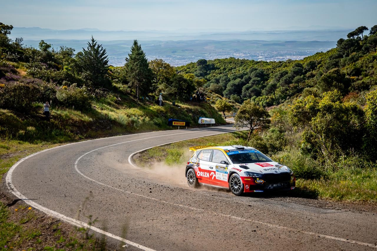 Samochód rajdowy Polaków na torze, w tle piękne widoki