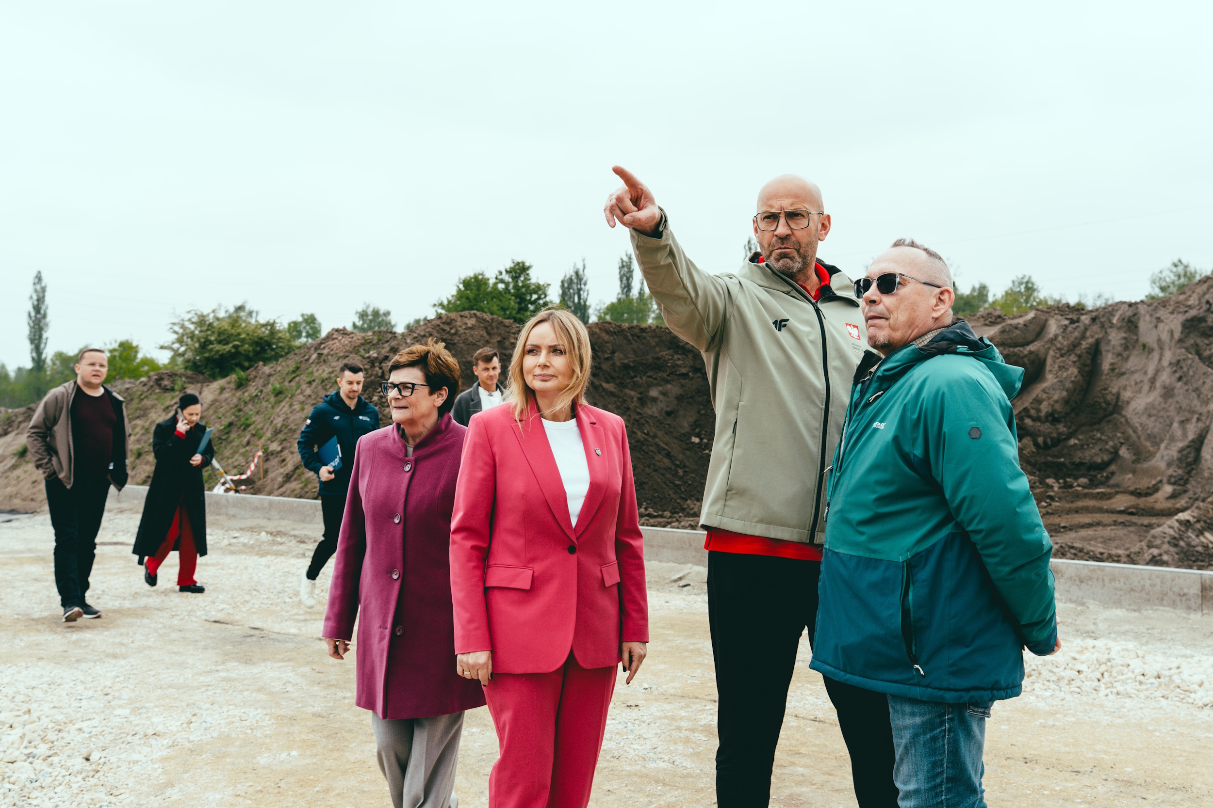 Minister sportu i turystyki Jakub Rutnicki oglądający boisko na Jagodowej z prezydent Gliwic