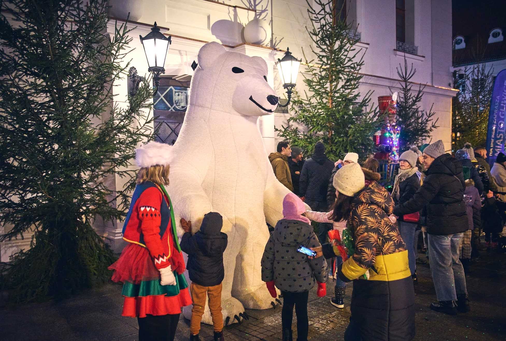 Dzieci przy dużym białym misiu