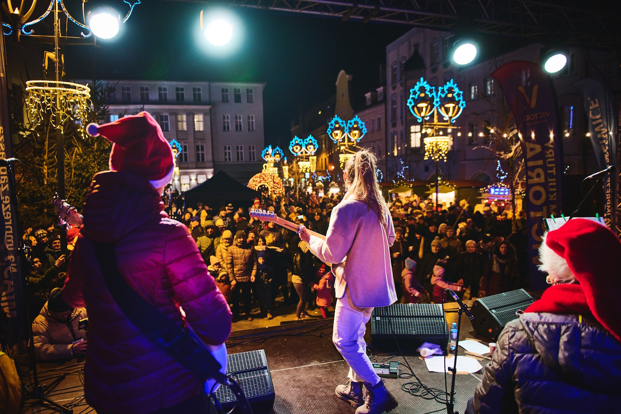 Artyści na scenie, widok zza pleców na publiczność