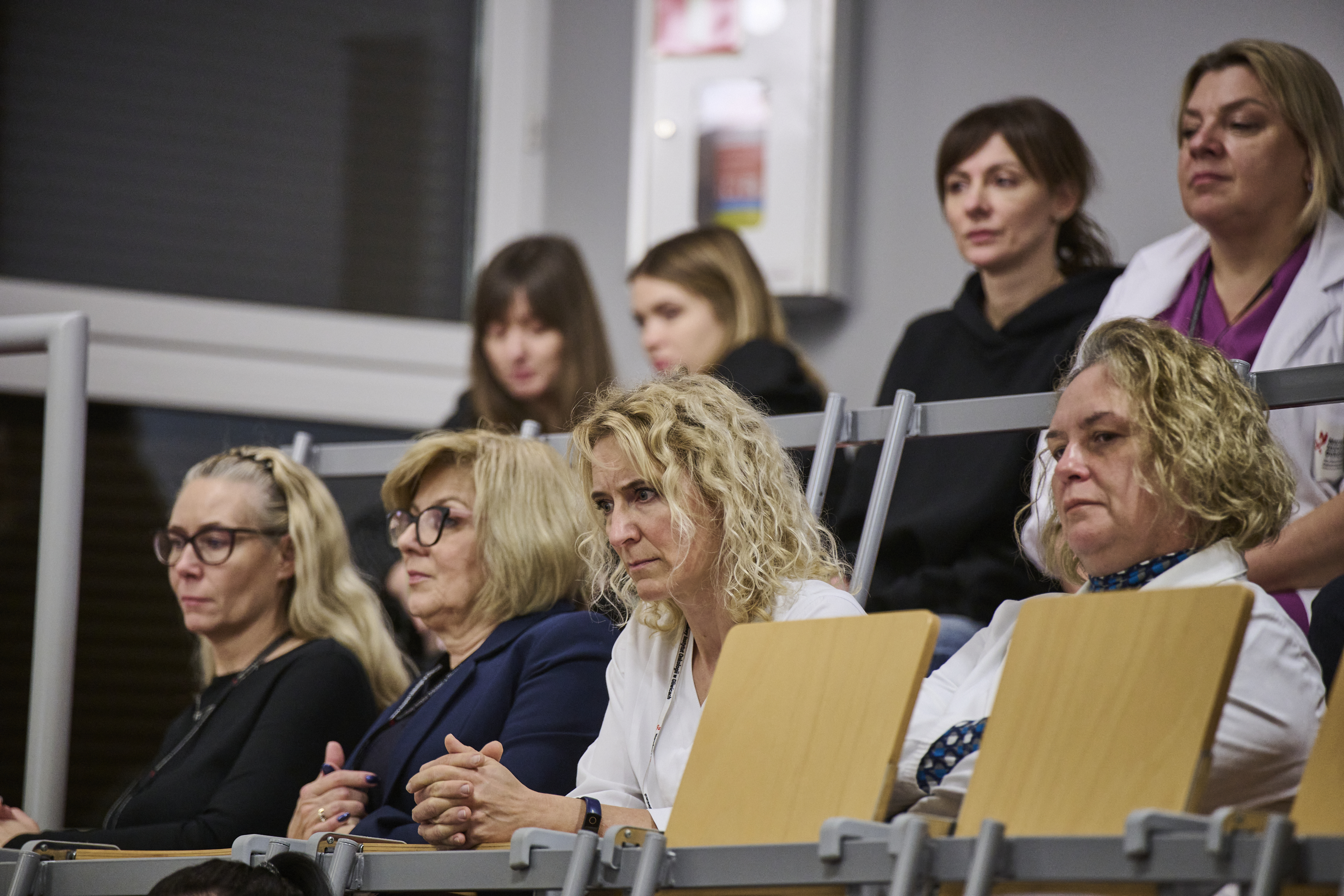 Uczestniczki konferencji siedzą na widowni