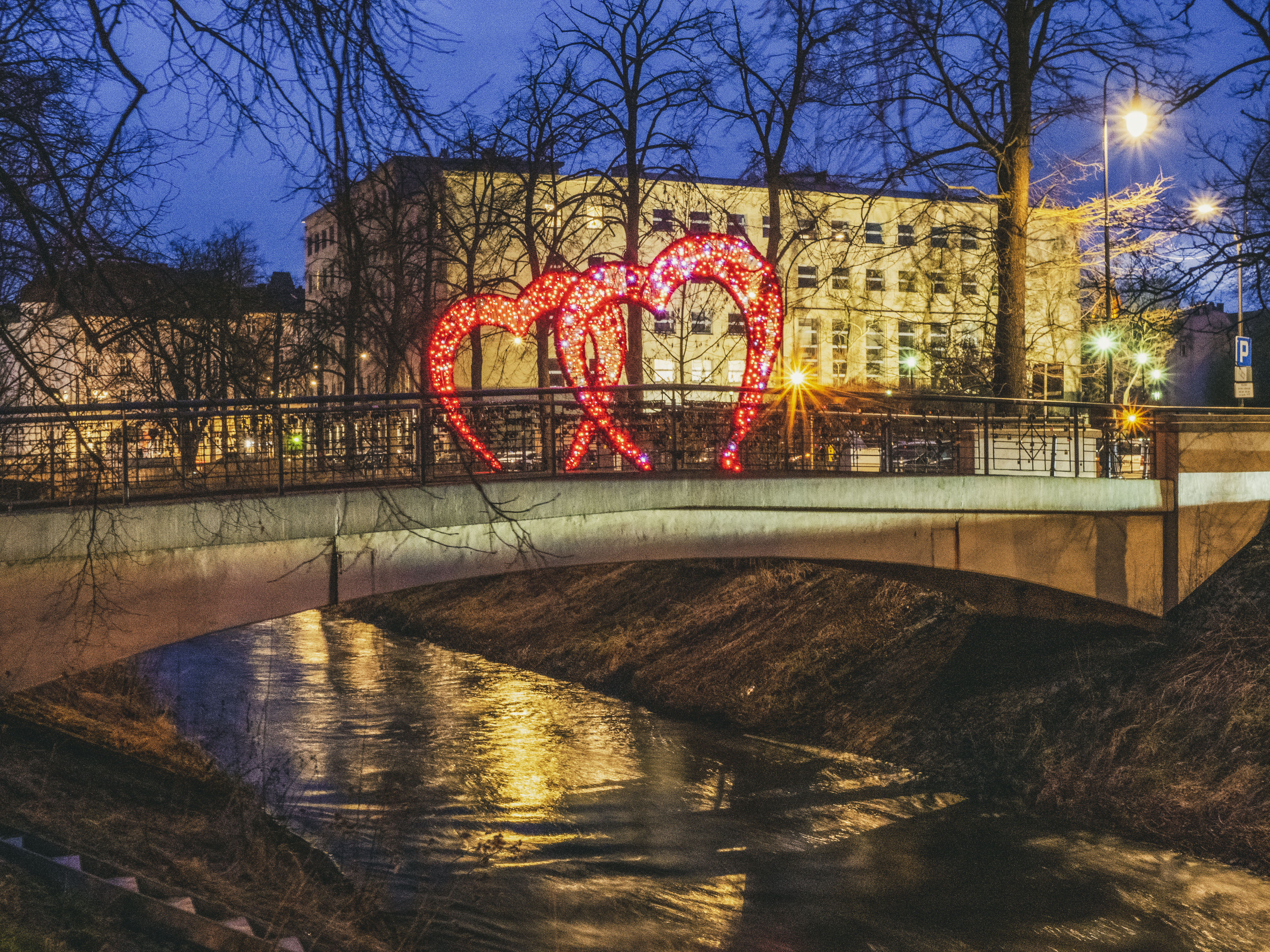 Iluminacja walentynkowa na kładce