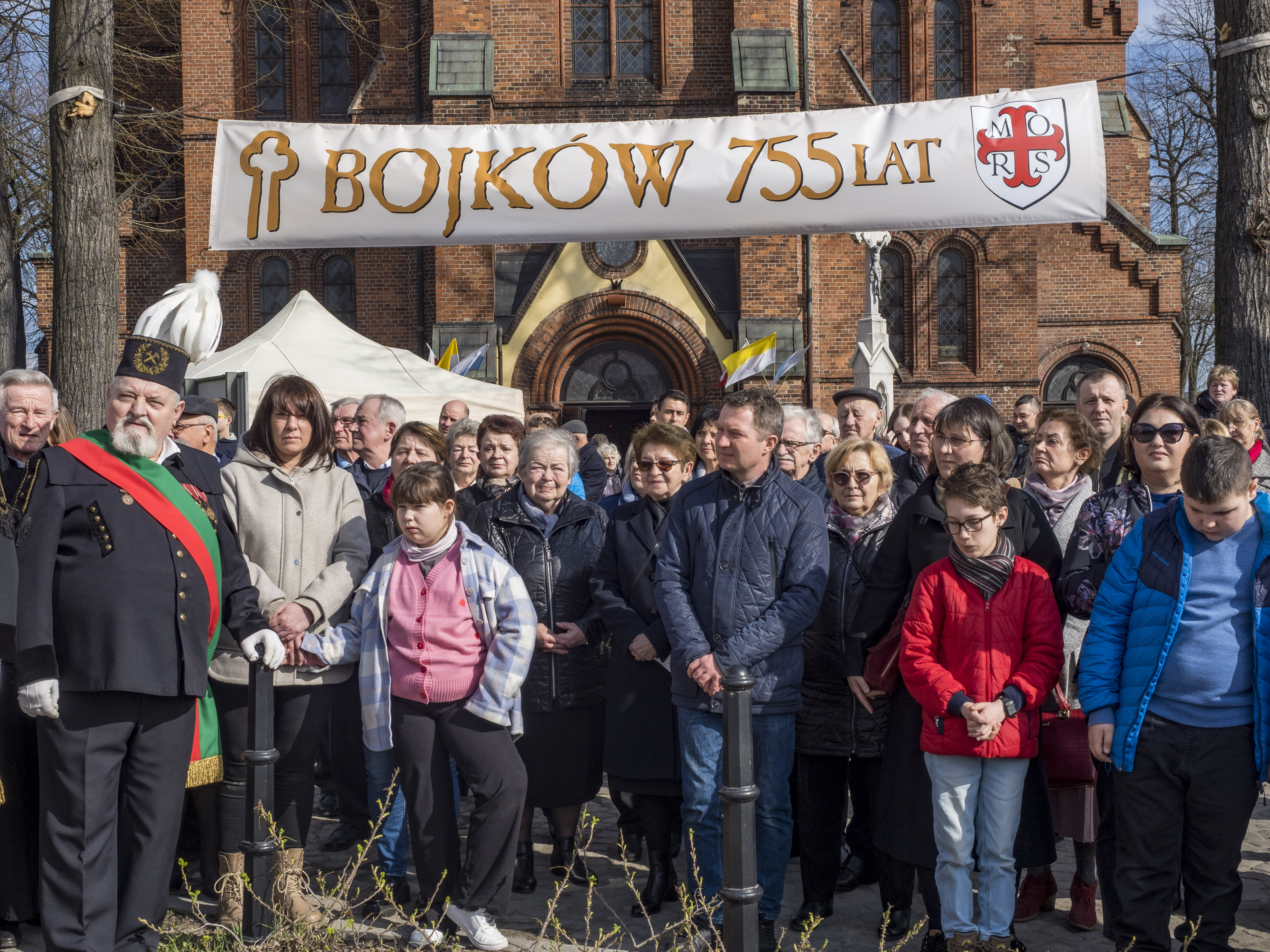 Bojkowianie przed kościołem