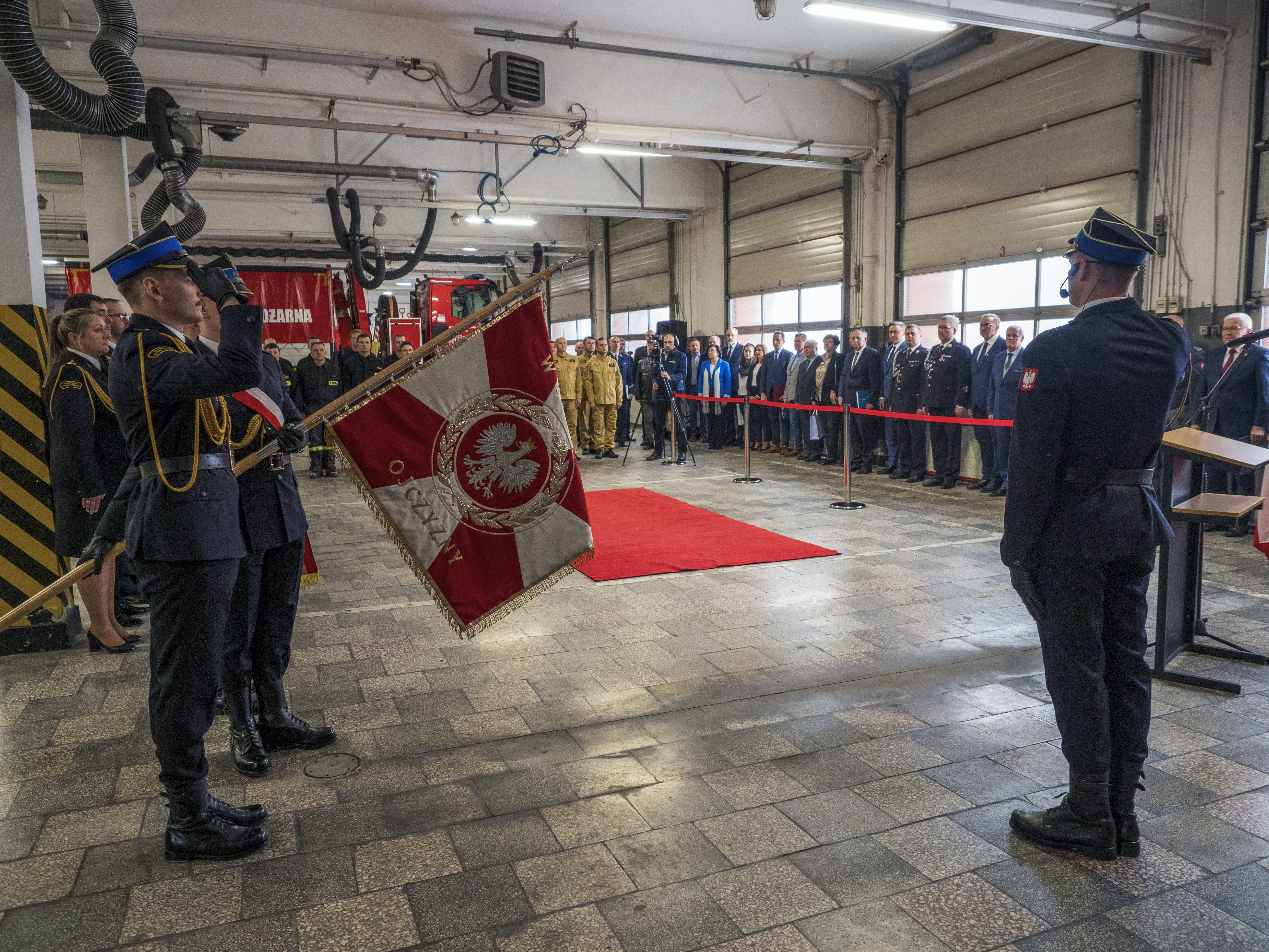 Poczet sztandarowy pochylający się ze sztandarem