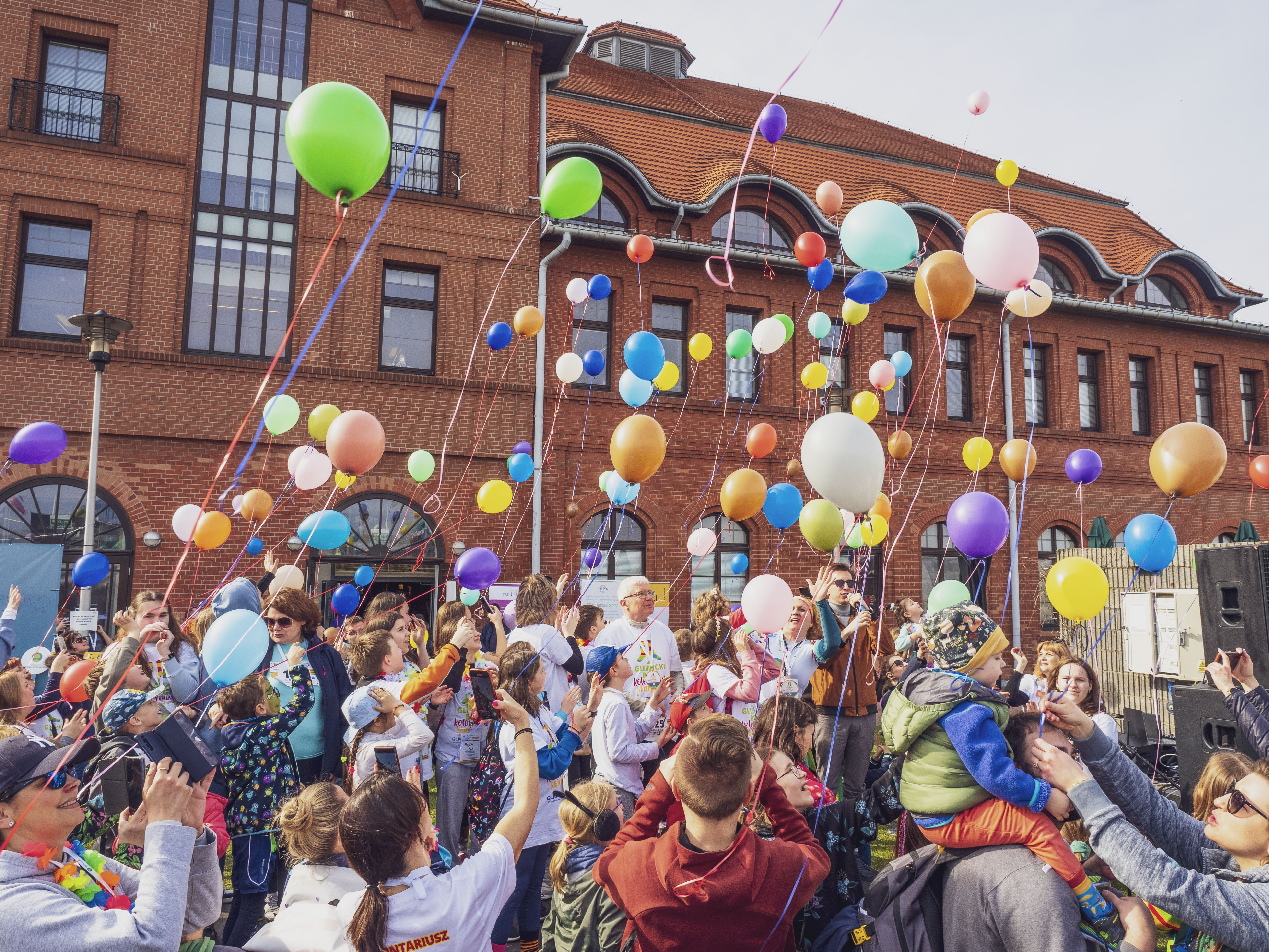 lecące w niebo balony