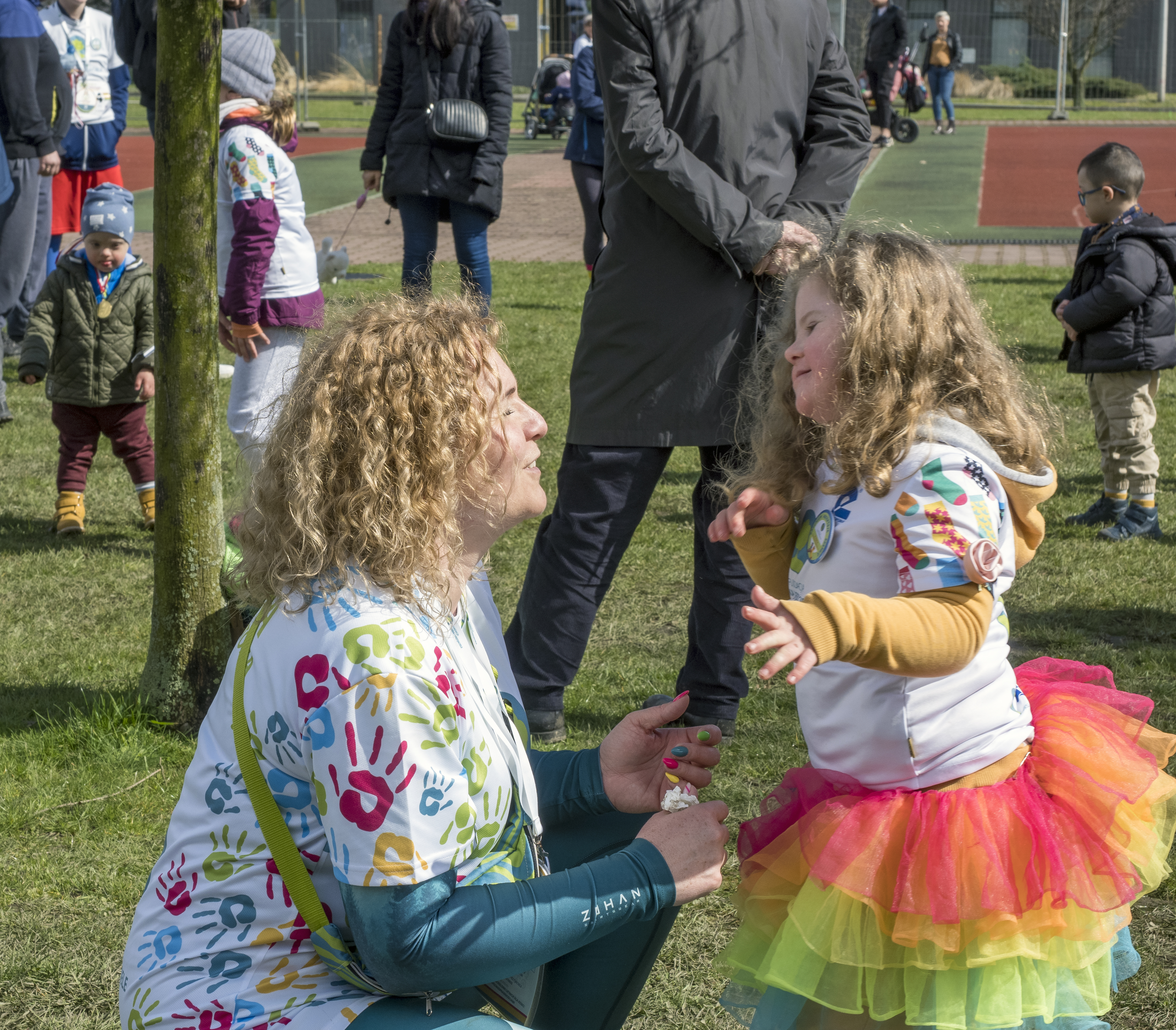 Kobieta i dziewczynka patrzą na siebie