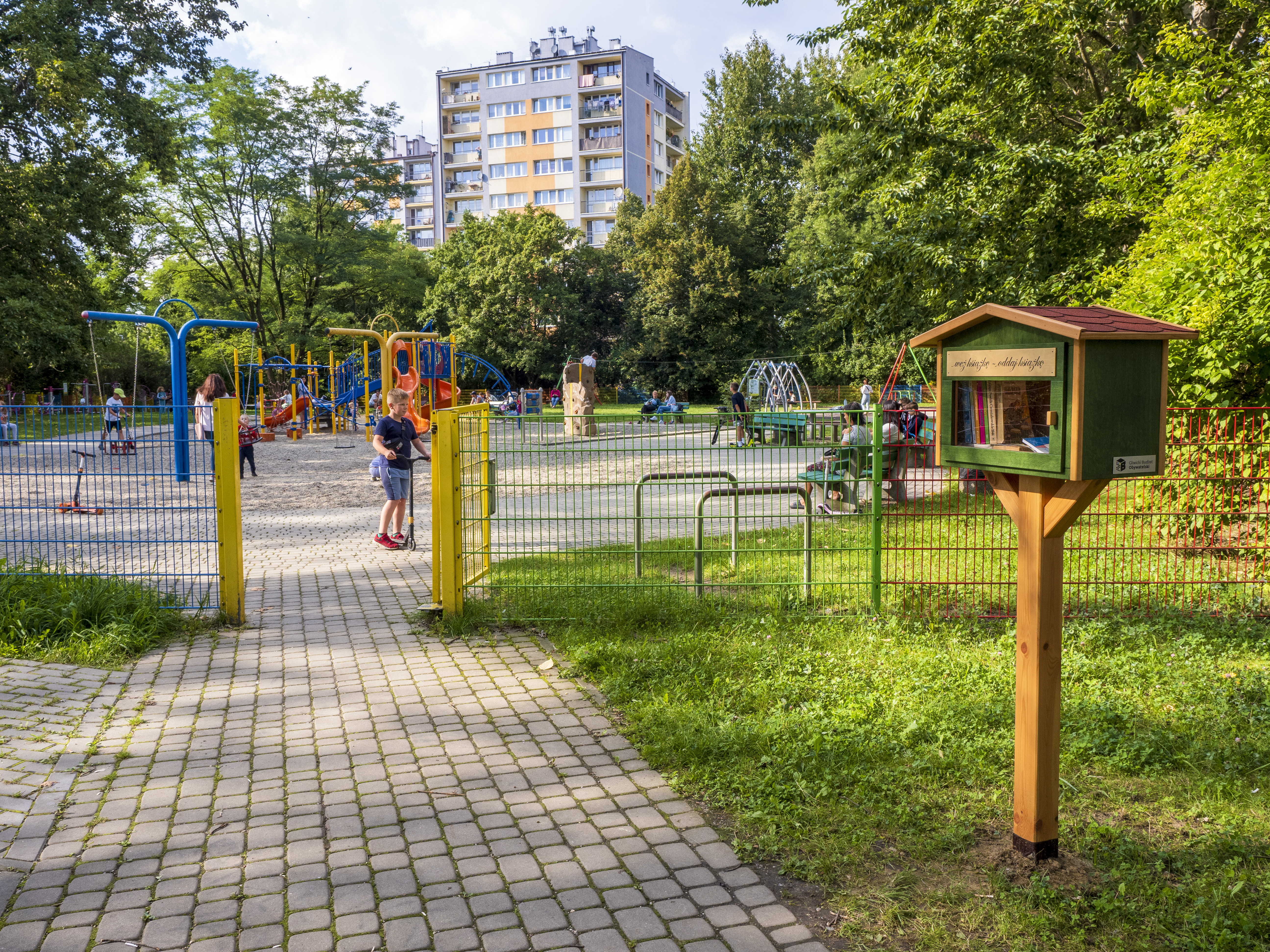 plenerowa biblioteczka przy alei Sikornik