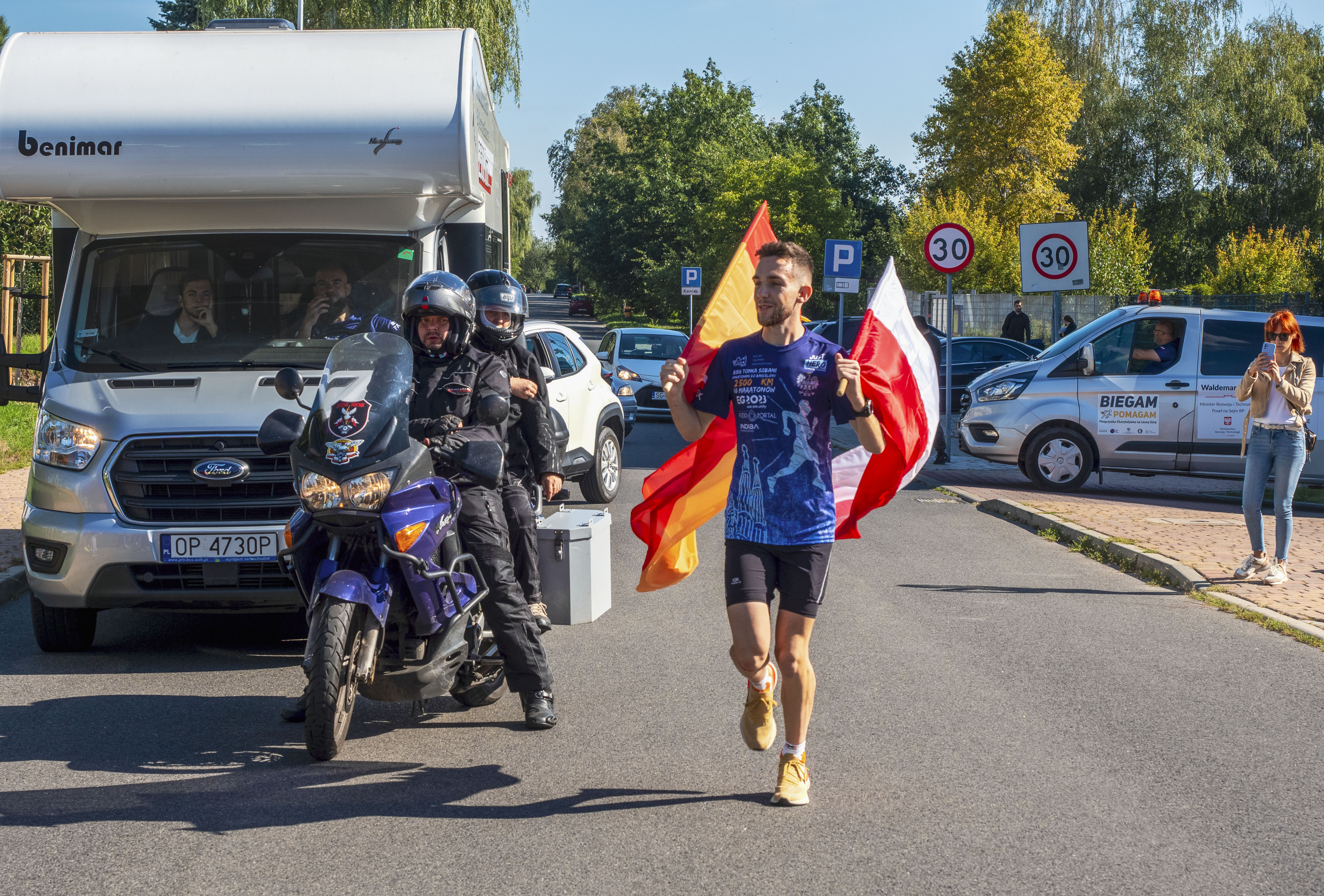 biegnący chłopak na ulicy miasta