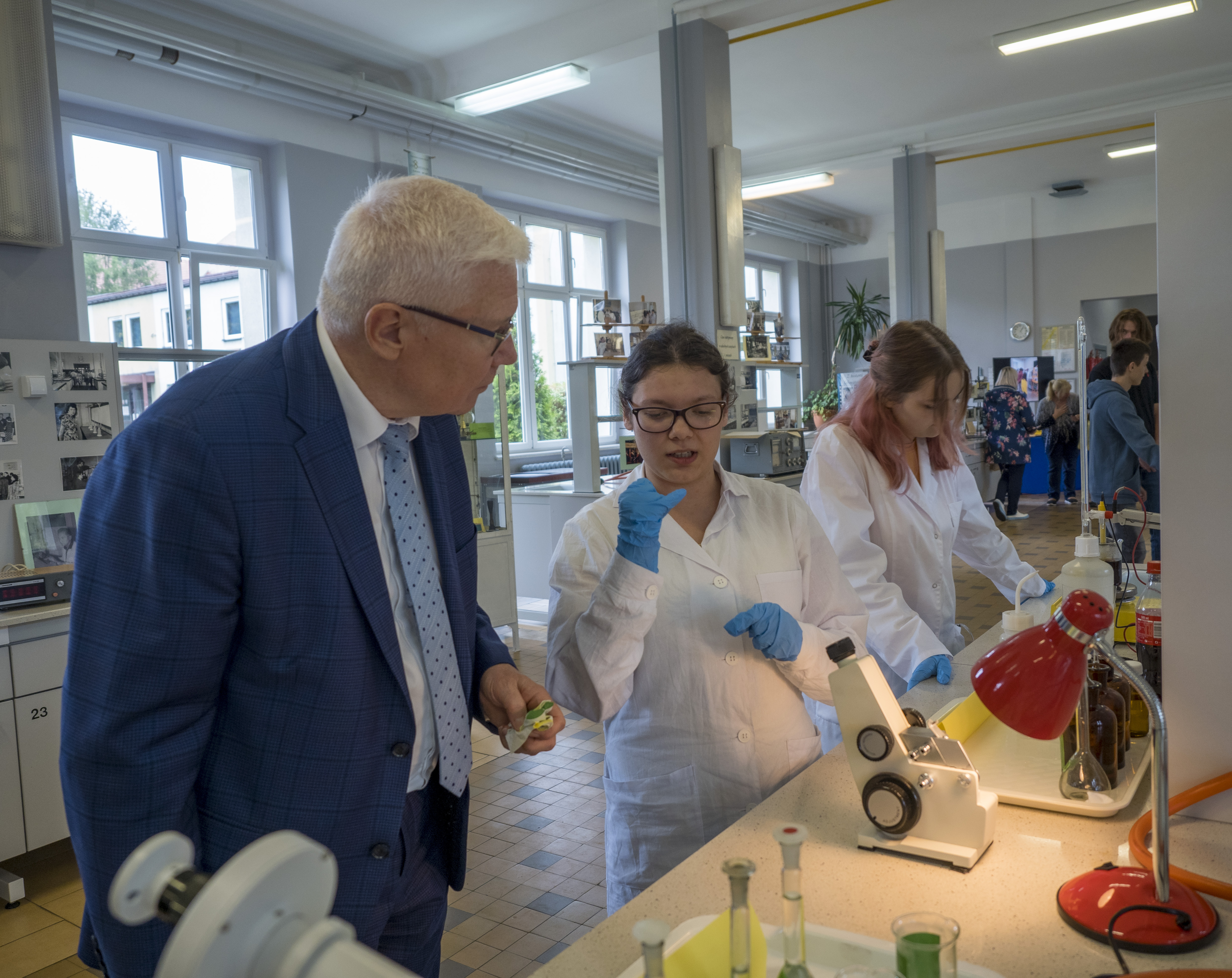 prezydent w laboratorium chemicznym GCE