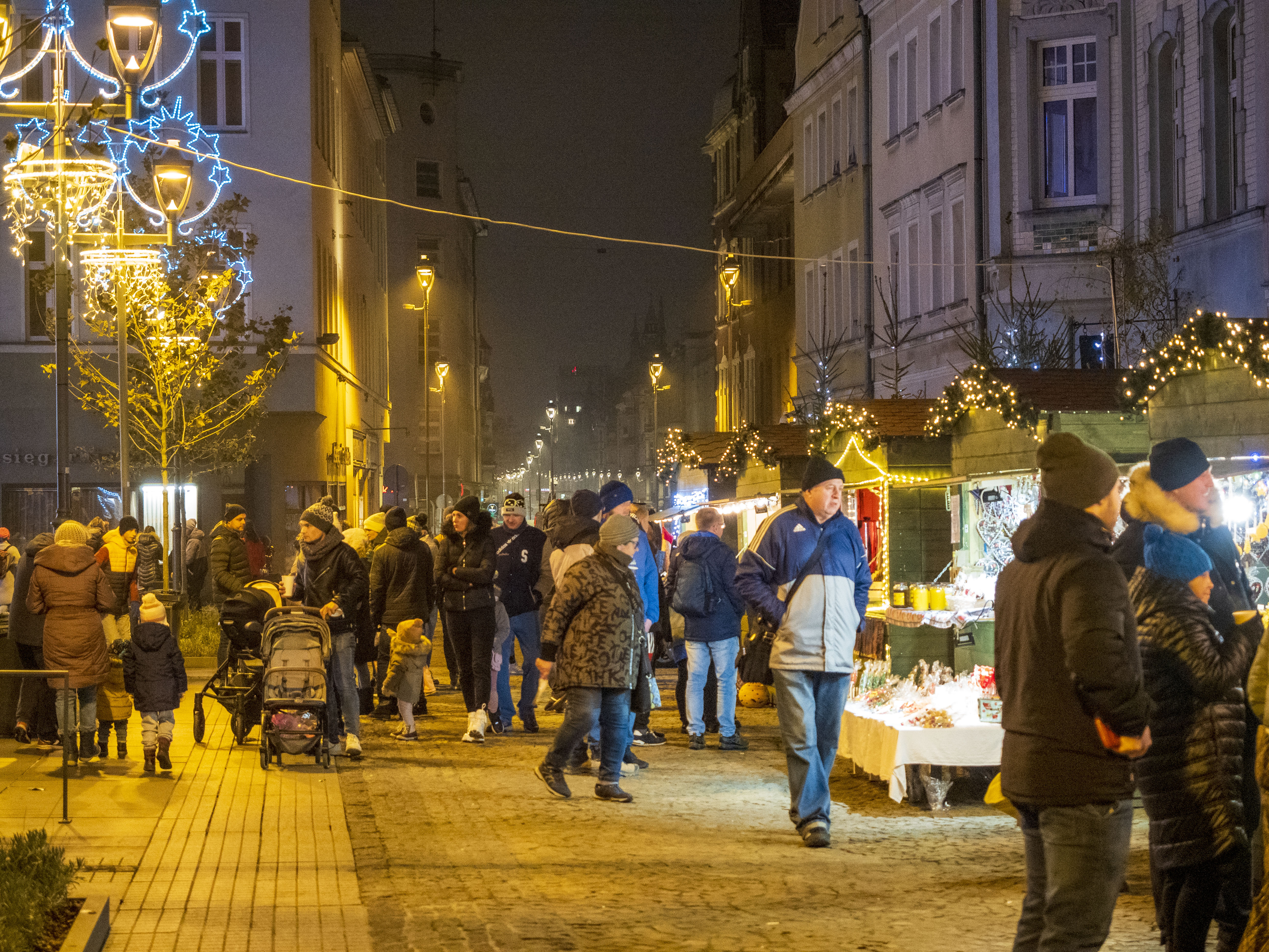 Ludzie wchodzący na Rynek od strony ul. Zwycięstwa