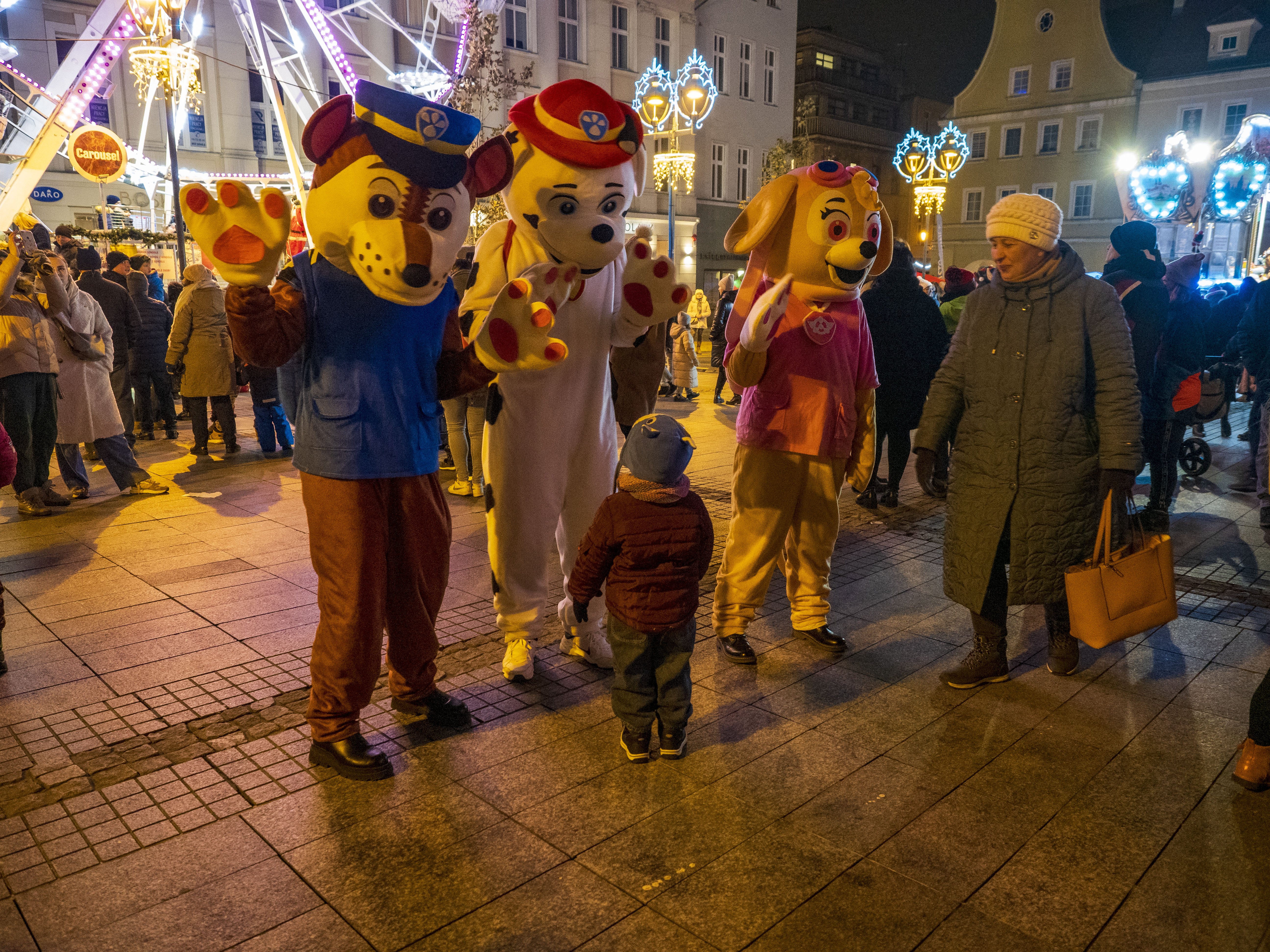 Bohaterowie bajki witający się z chłopcem