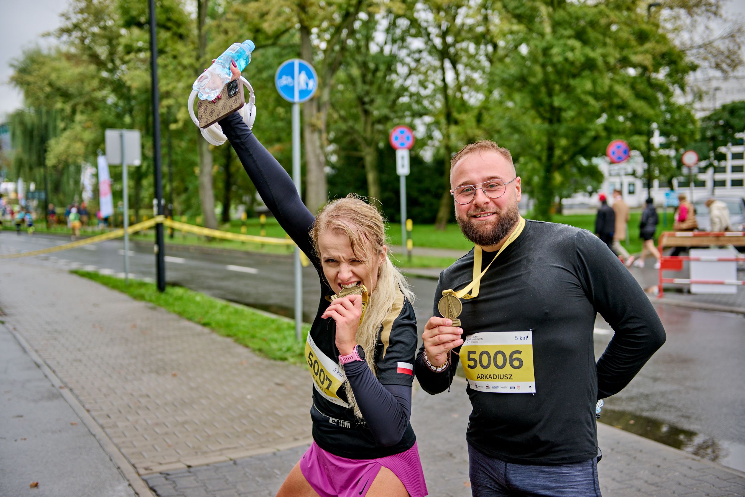 Para zawodników pozująca z medalami