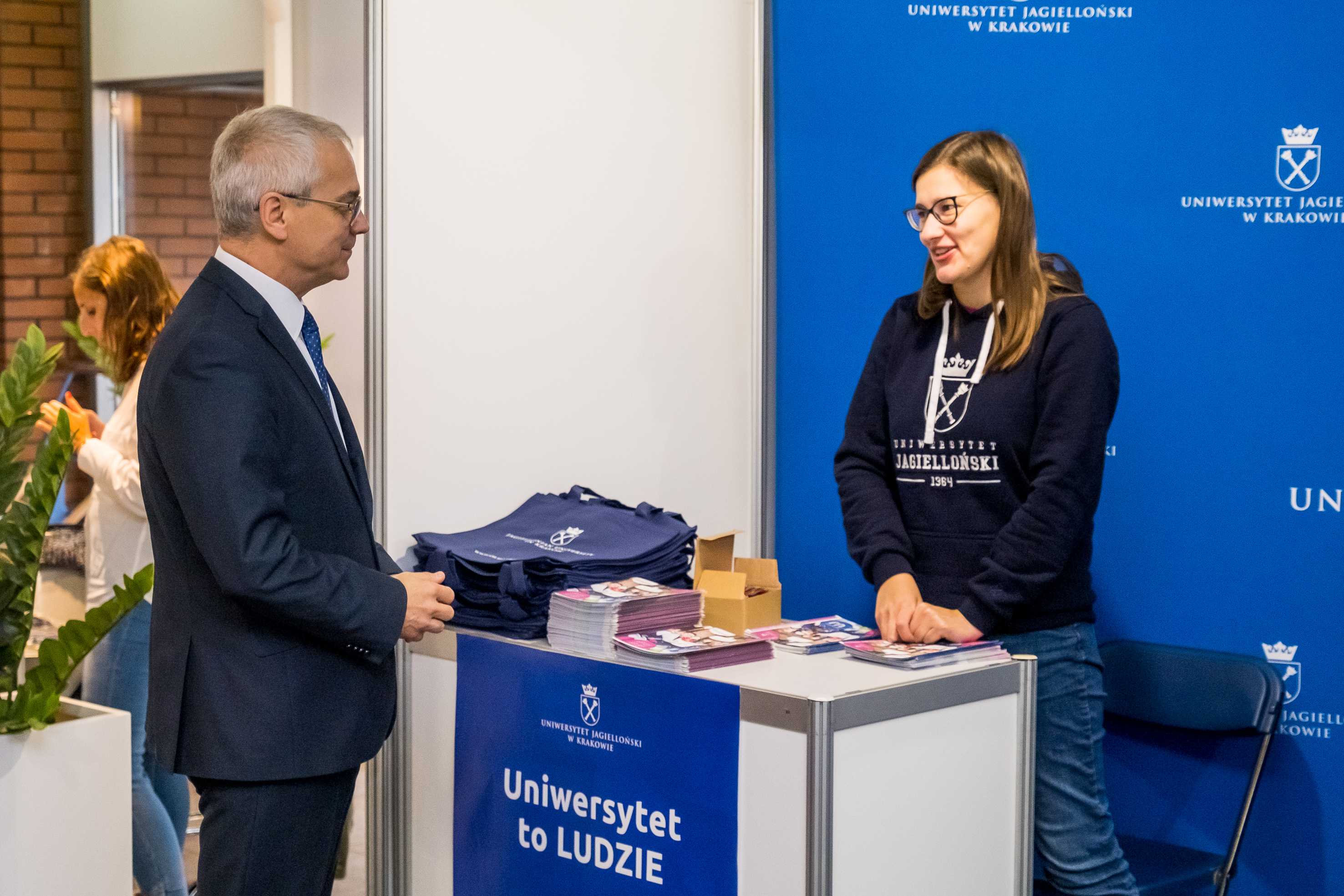 Rektor Politechniki Śląskiej, prof. dr hab. inż Arkadiusz Mężyk rozmawiający ze studentką przy jednym ze stoisk