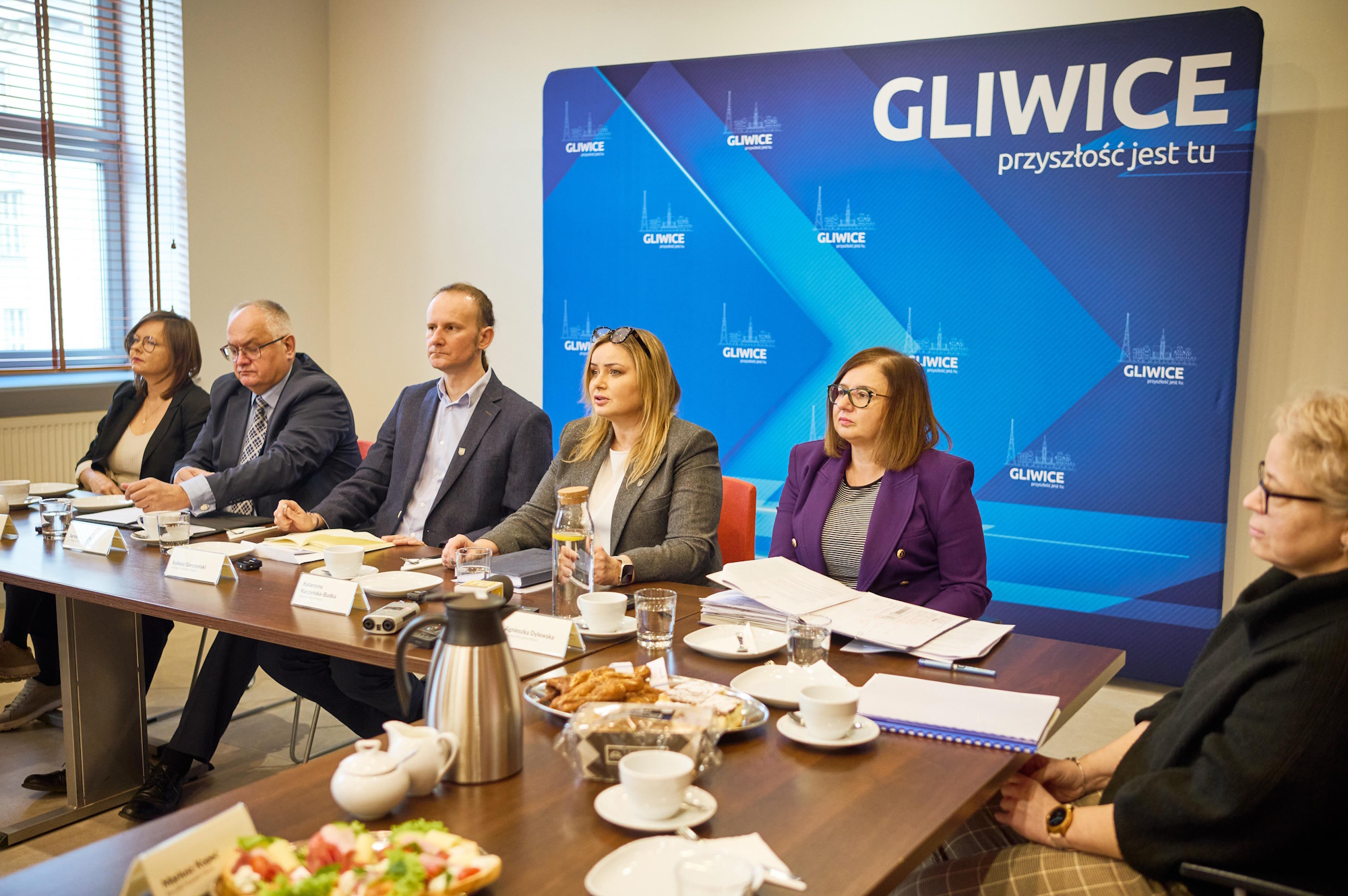 fot. M. Buksa / UM w Gliwicach kobiety i mężczyźni za stołem