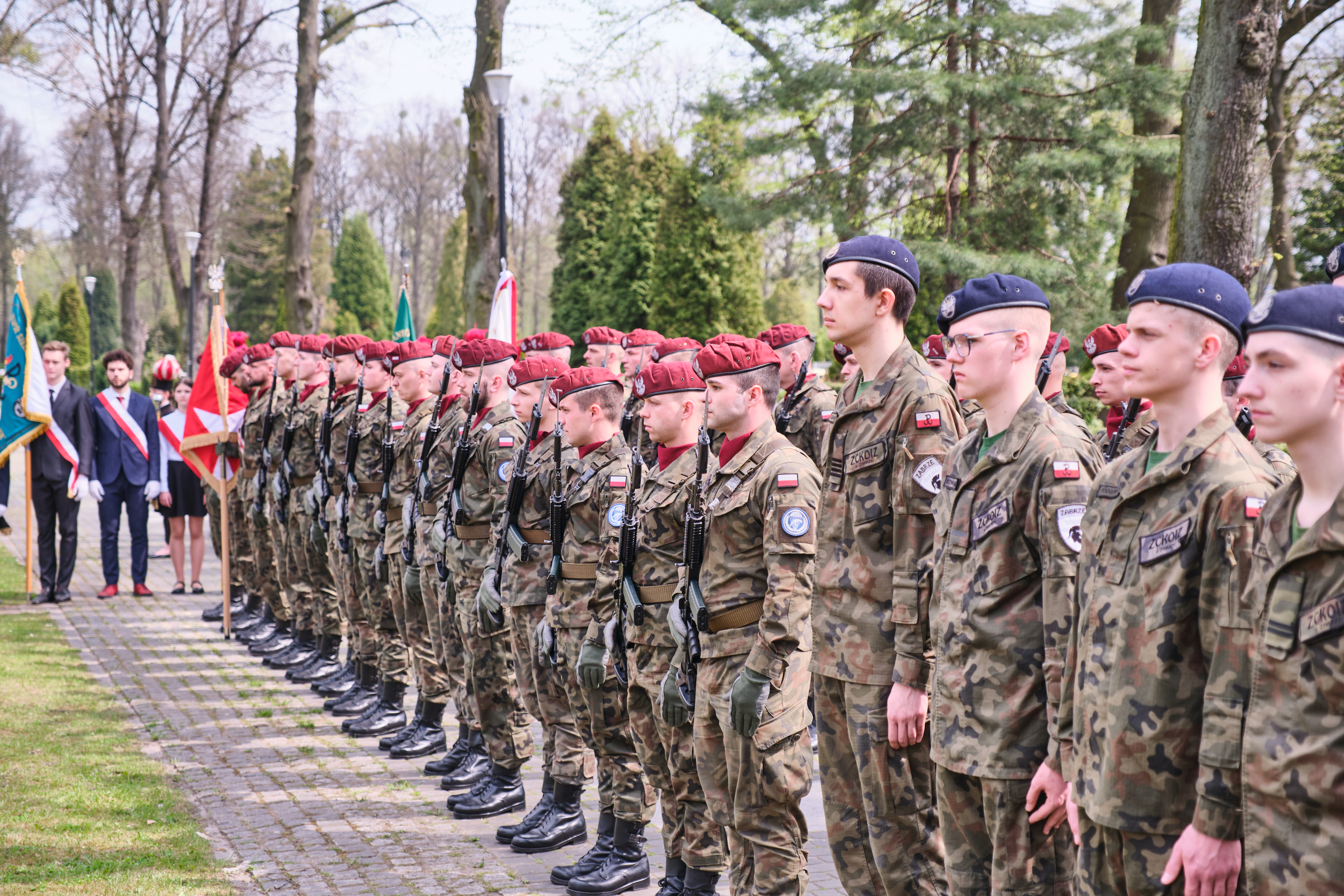 żołnierze na cmentarzu Centralnym