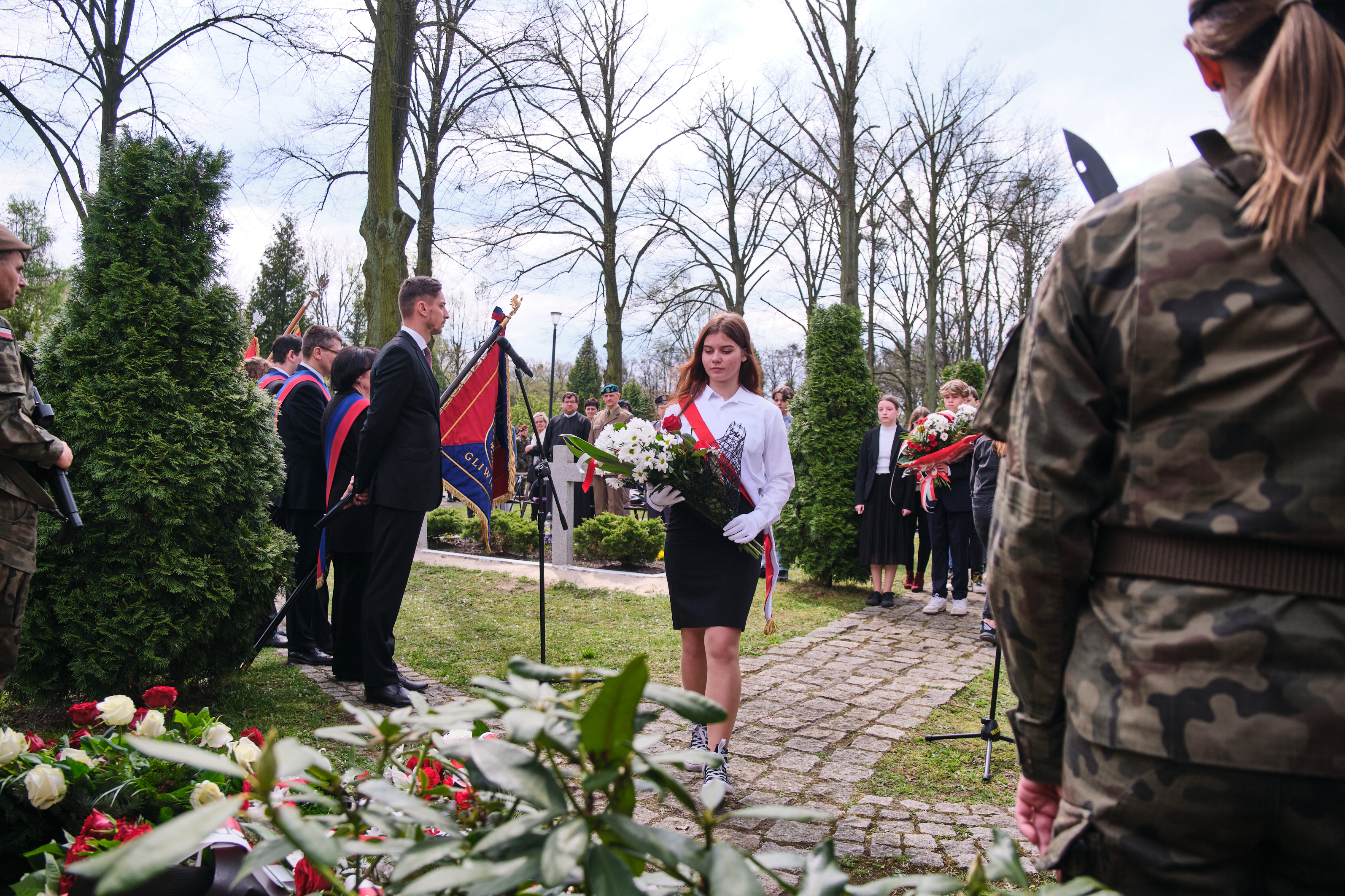 złożenie kwiatów na cmentarzu