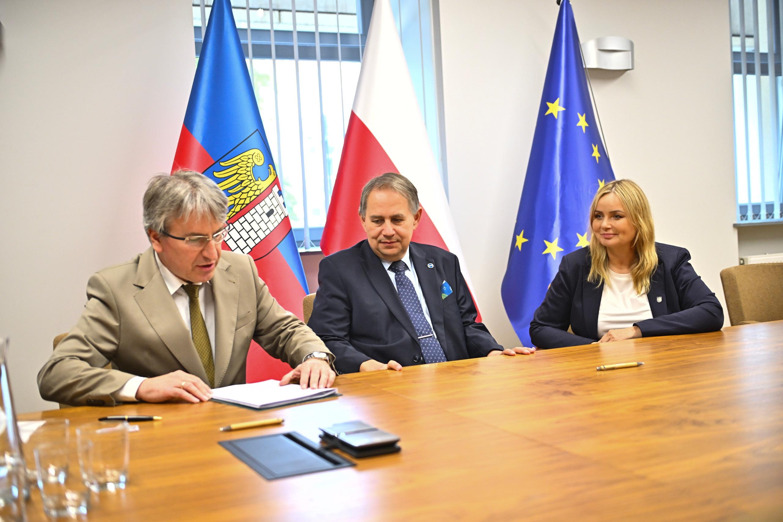 kobieta i mężczyźni