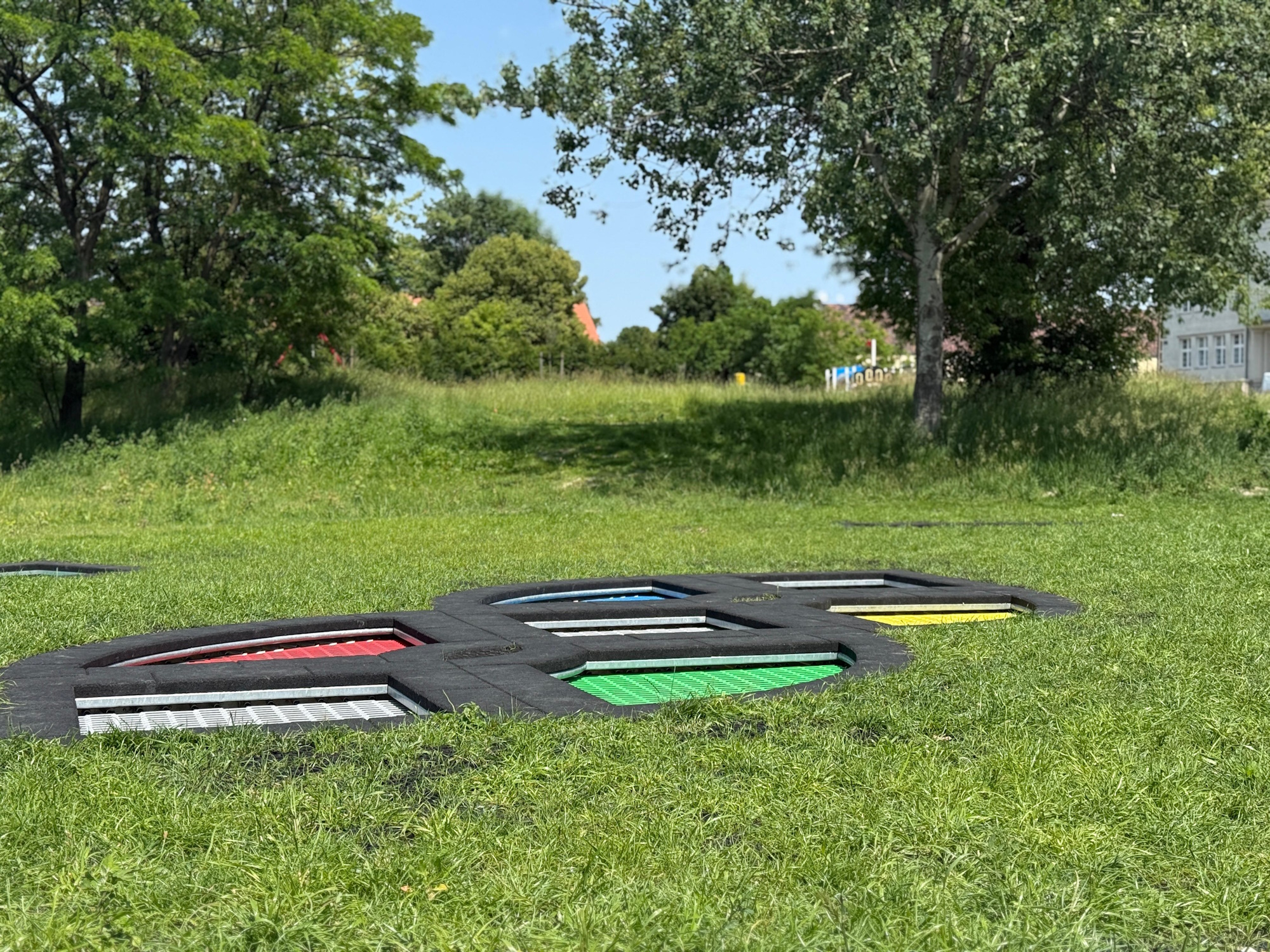 trampoliny wśród trawy