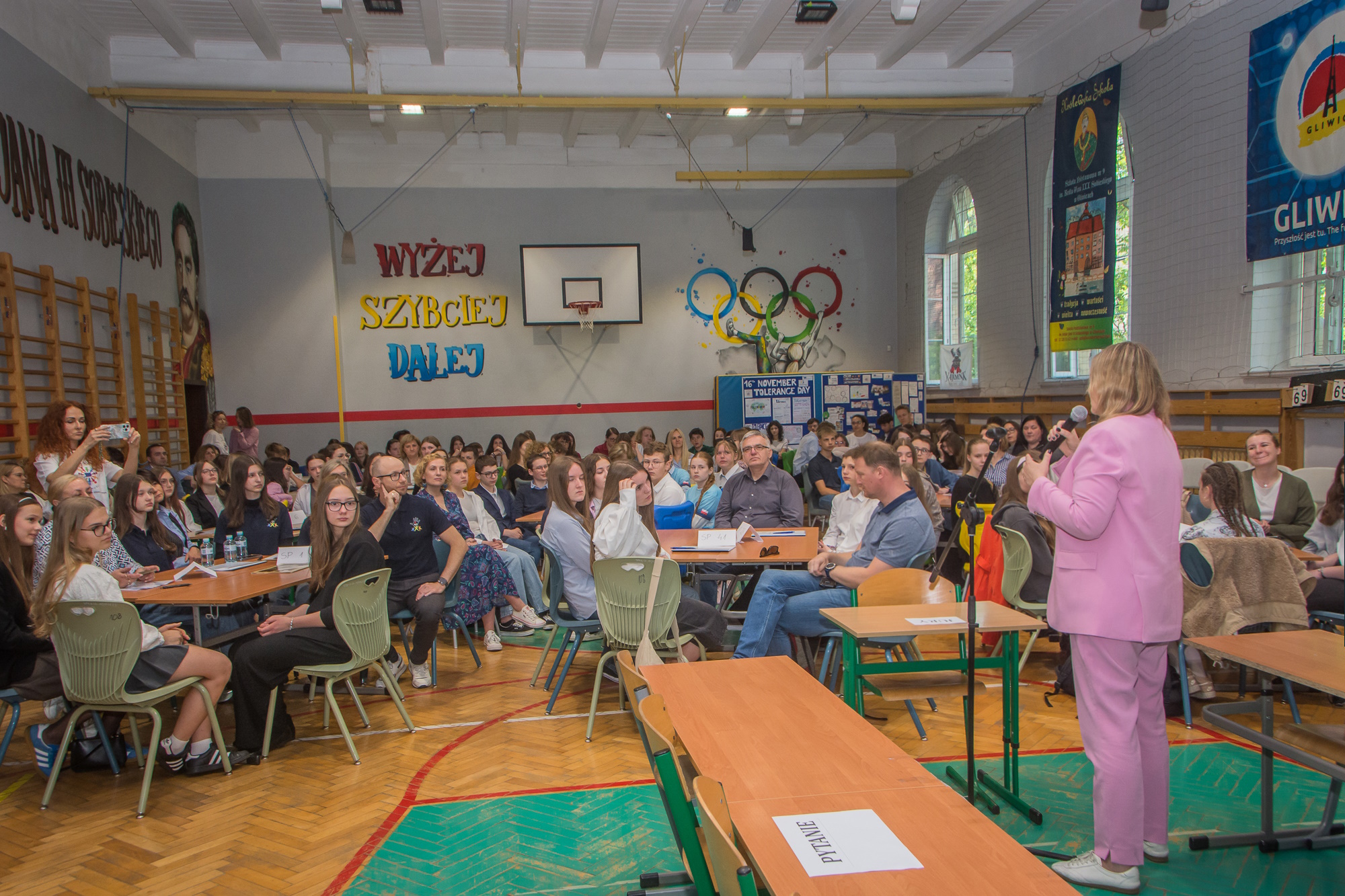 Prezydent mówiąca do uczniów
