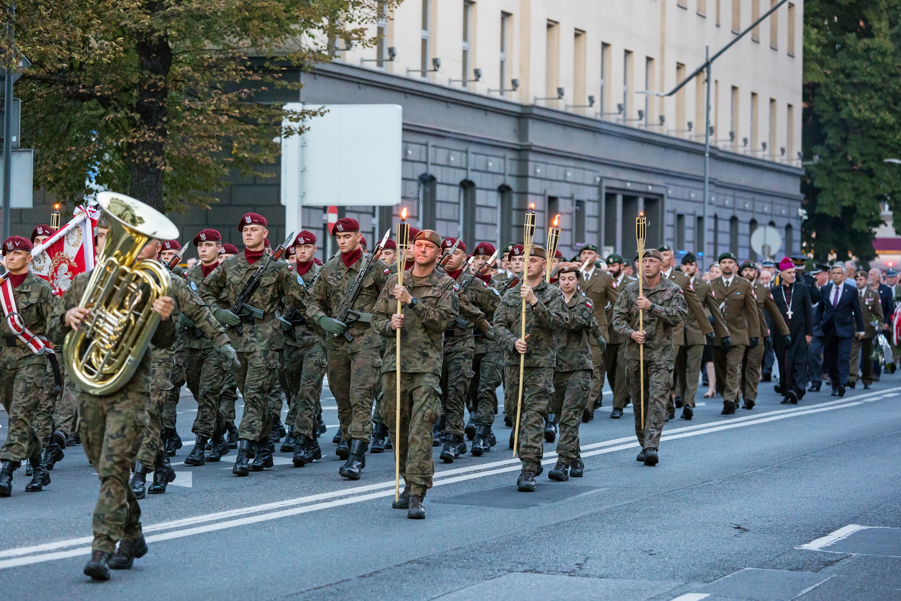 Żołnierze maszerujący ul. Wyszyńskiego