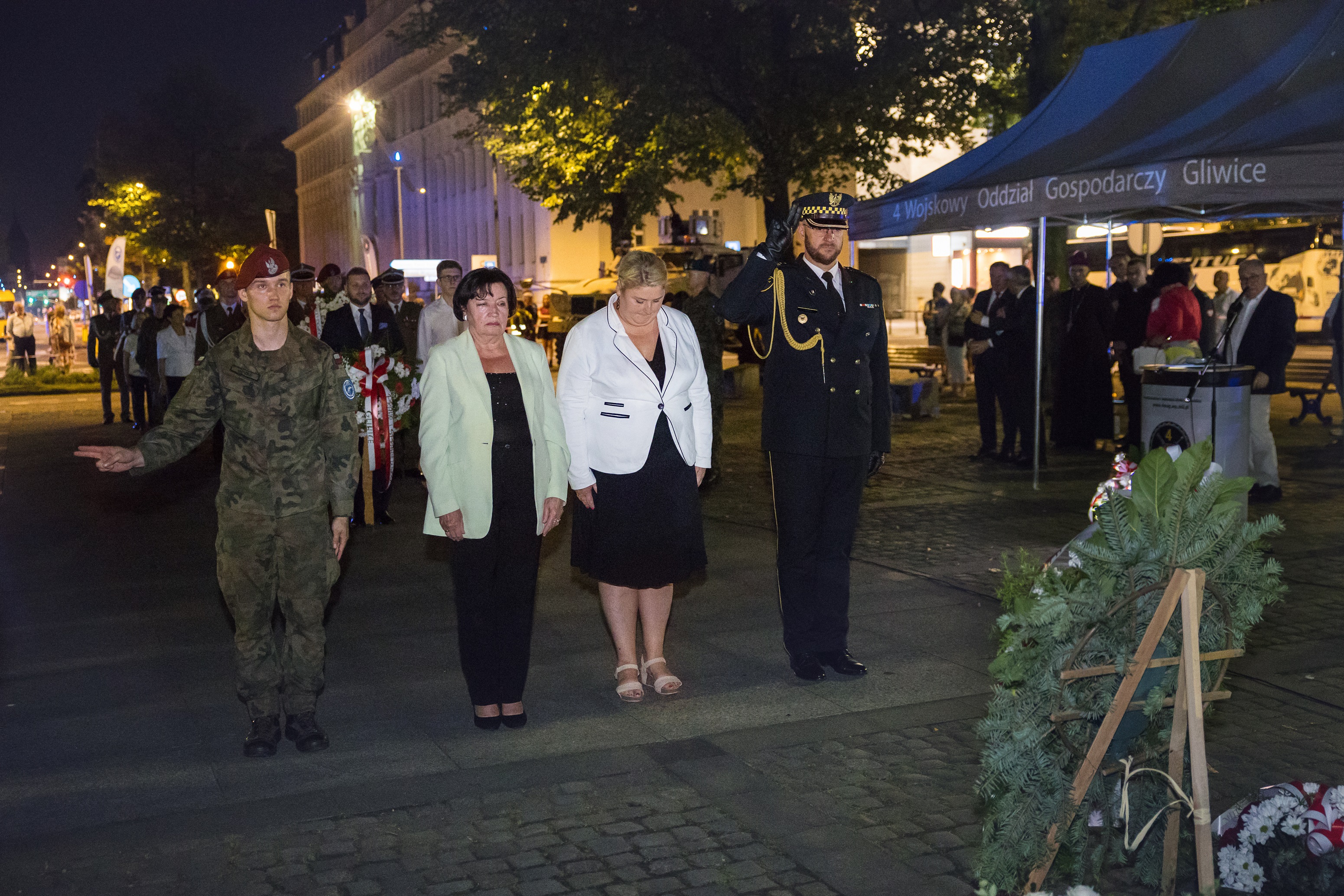 Złożenie kwiatów pod pomnikiem