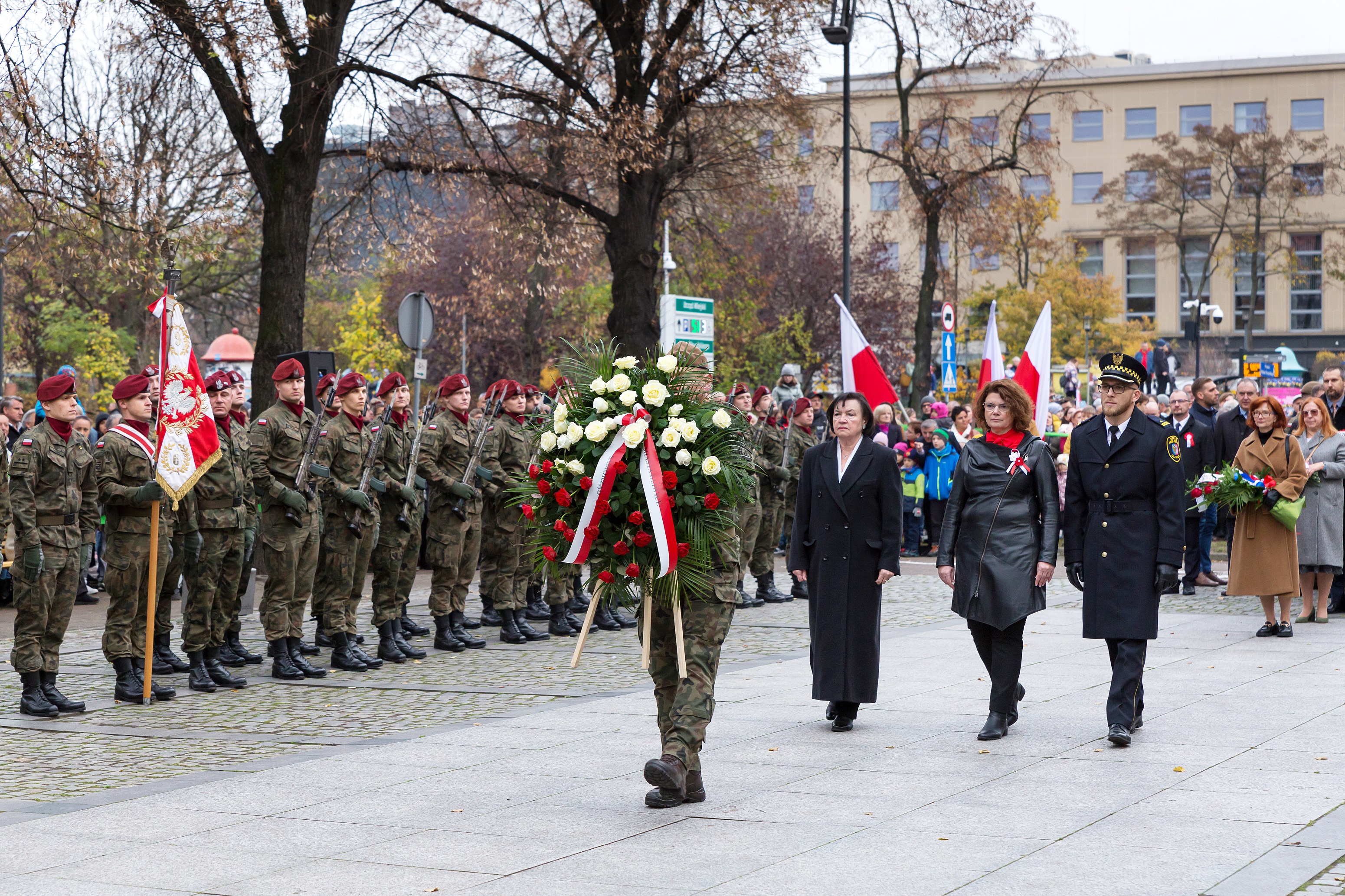 Złożenie kwiatów pod pomnikiem marszałka Józefa Piłsudskiego