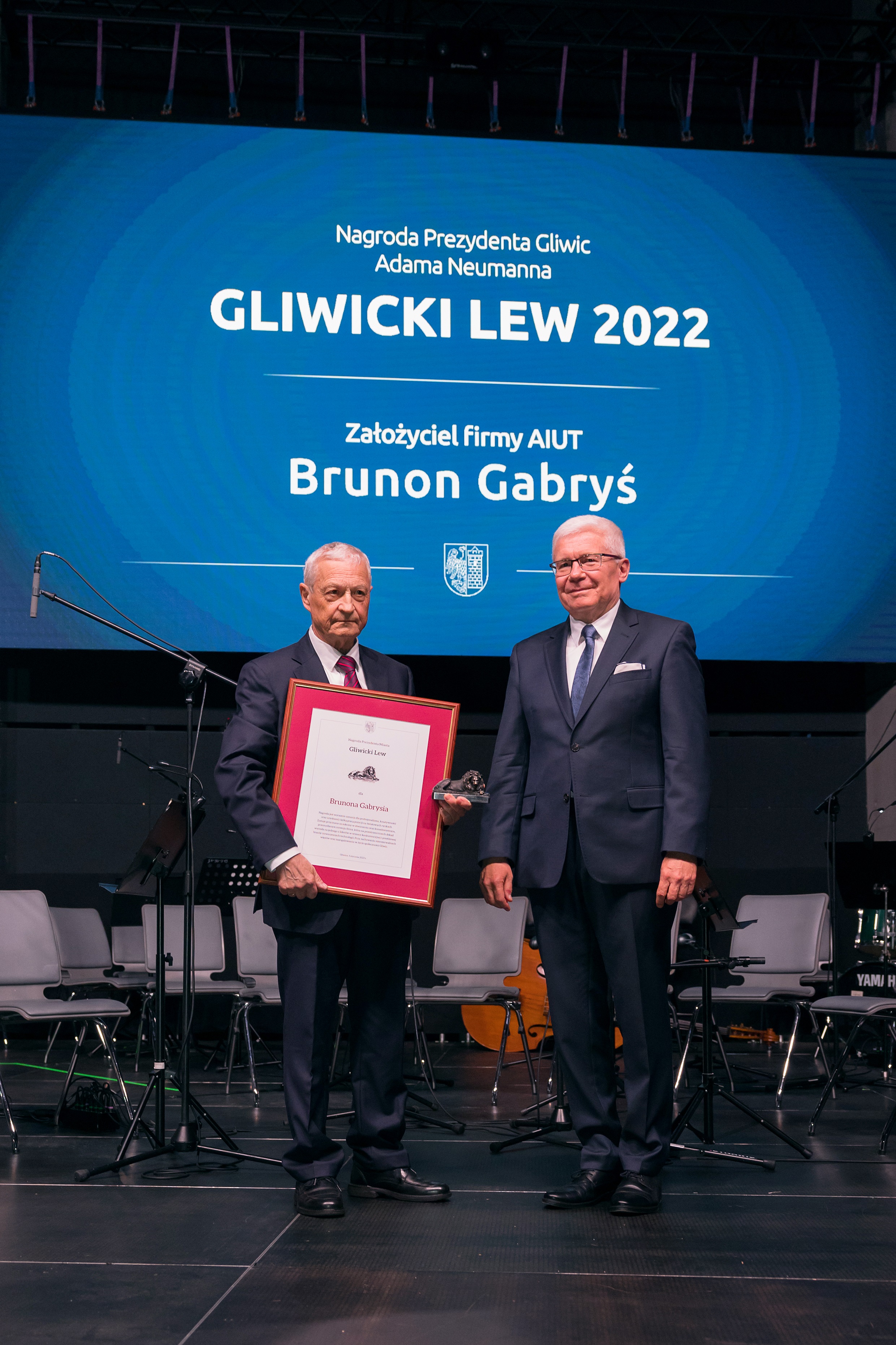 Brunon Gabryś pozujący z Prezydentem Gliwic, Adamem Neumannem