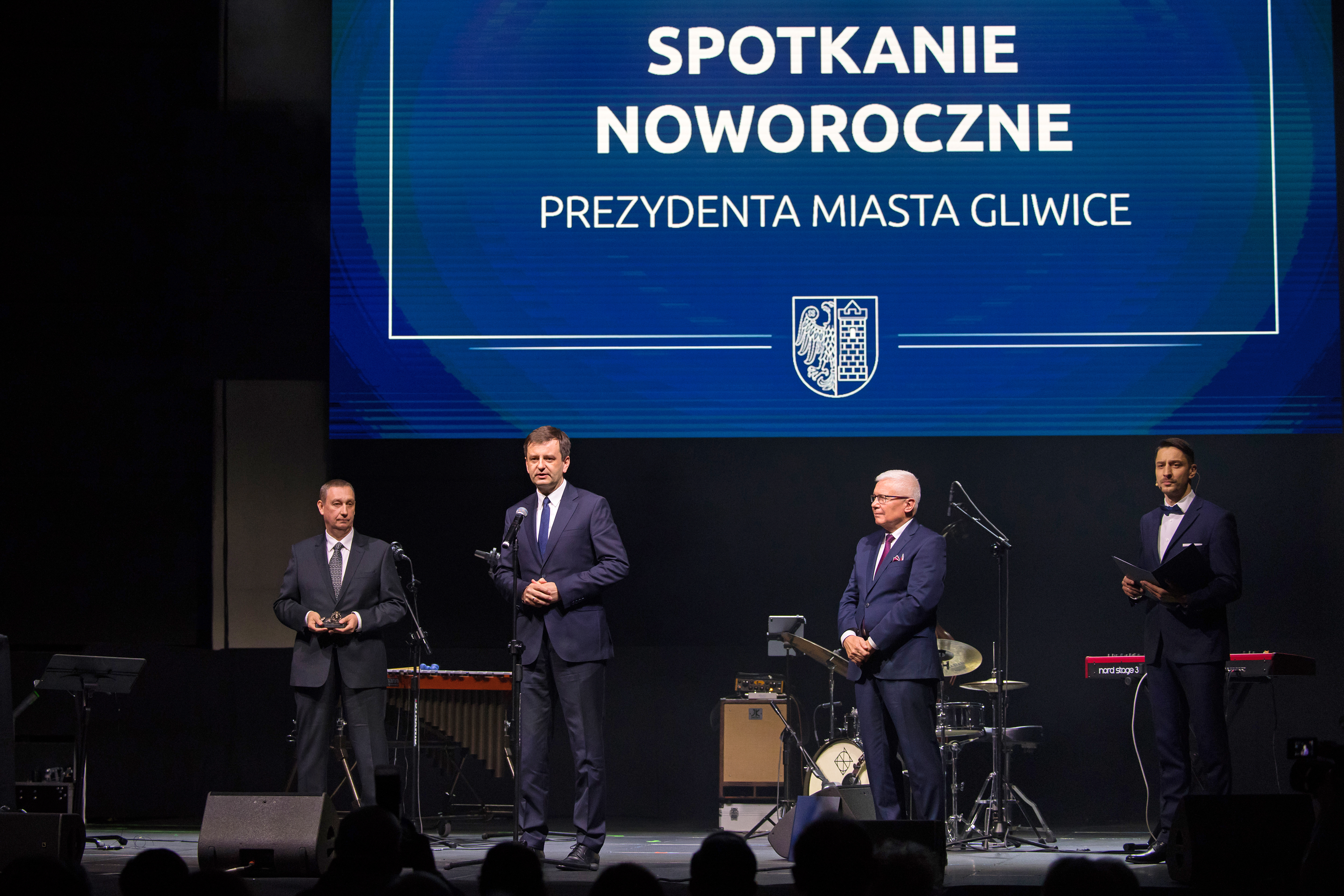 Na scenie: P. Gliklich, M. Śpiewok, A. Neumann, prowadzący galę