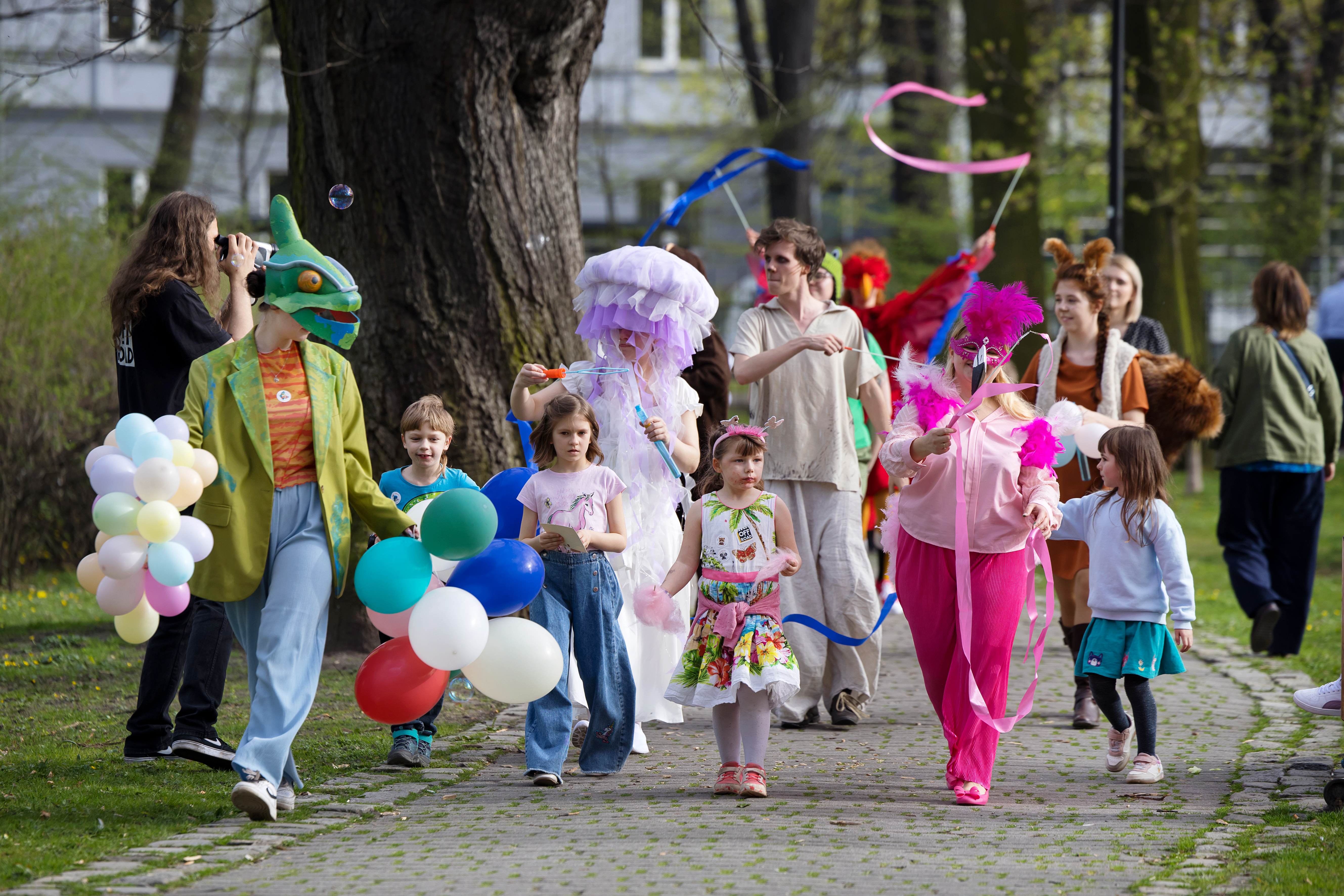 barwny korowód przebierańców